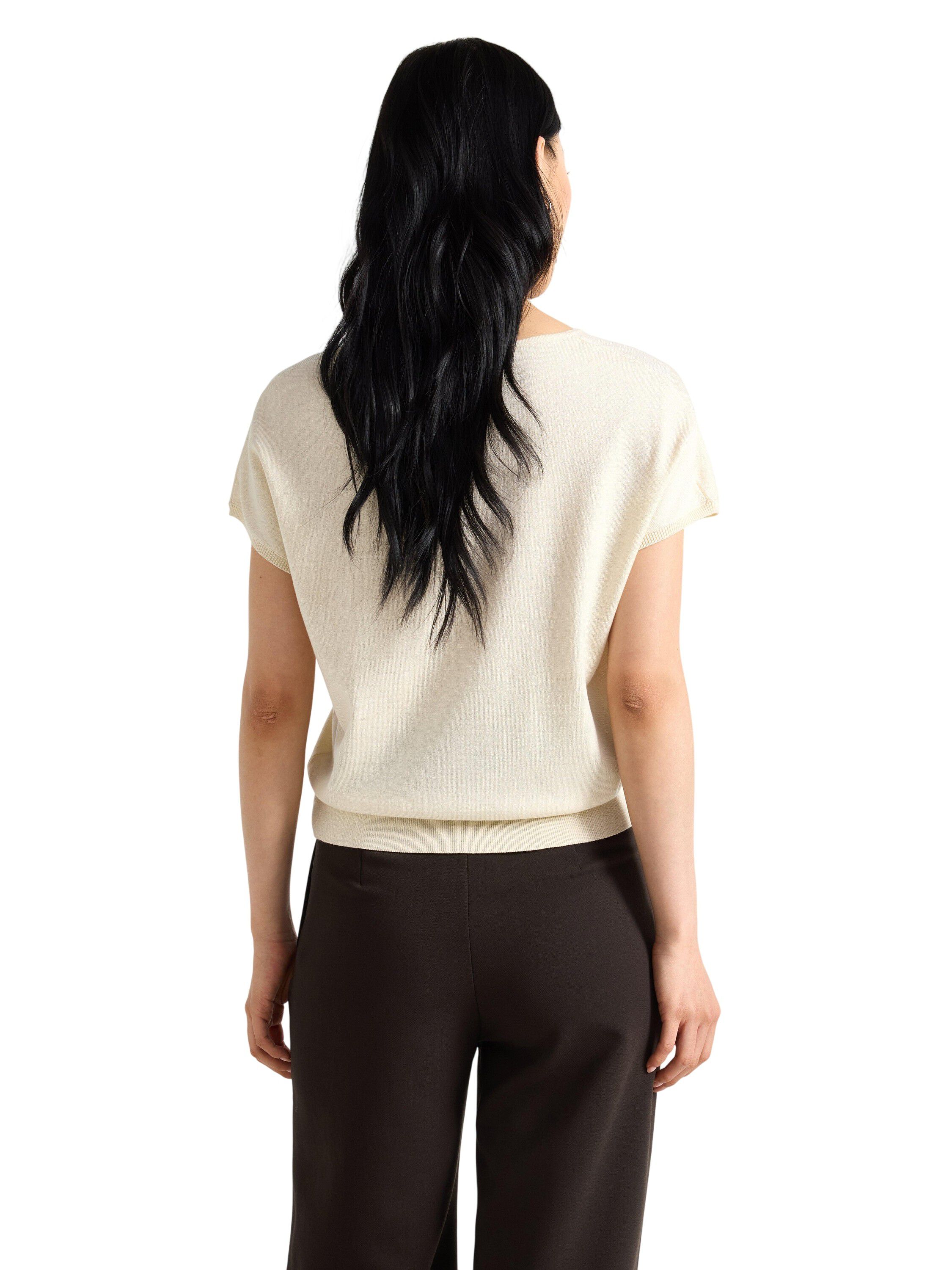Fine-knit short-sleeved top