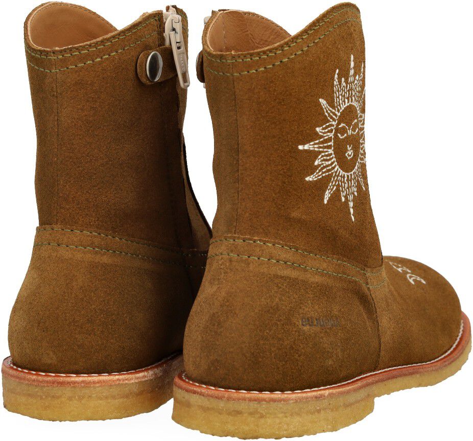 Cowboy st&oslash;vle med sol- og m&aring;nebrode