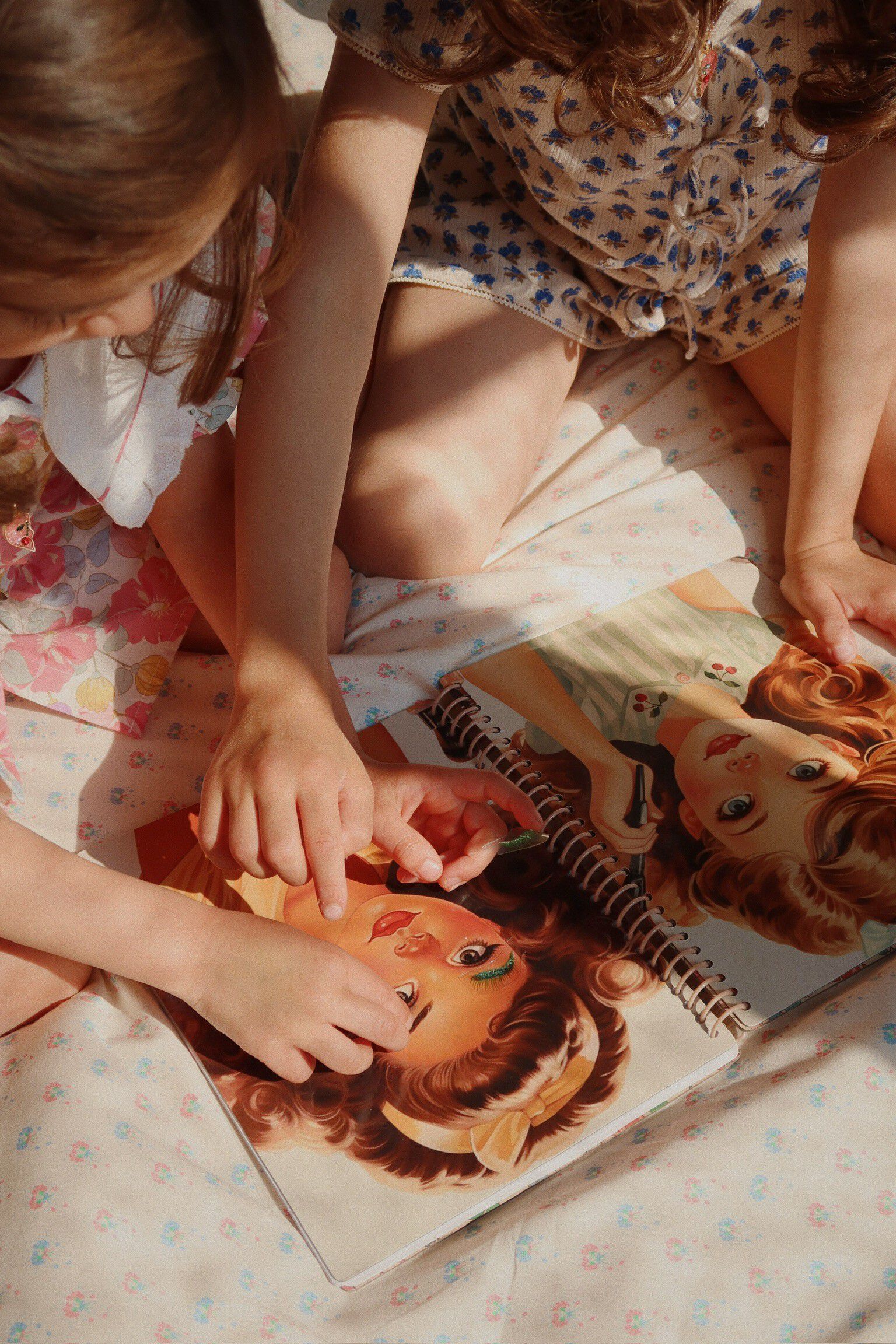 GLAM ME UP STICKER BOOK