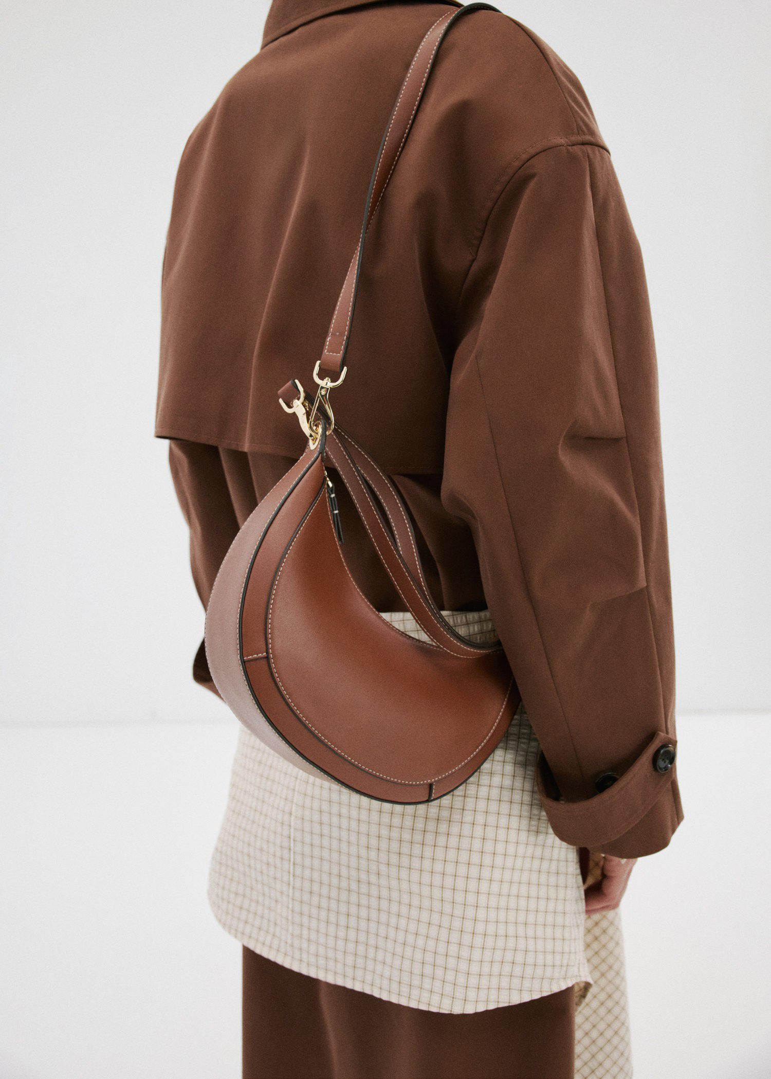 Oval shoulder bag