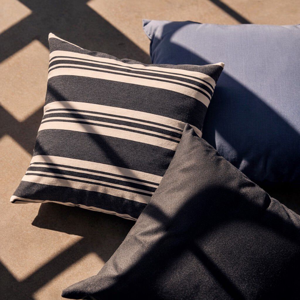 Fossflakes utomhuskudde 50x50 cm. M&ouml;rkbl&aring; randig