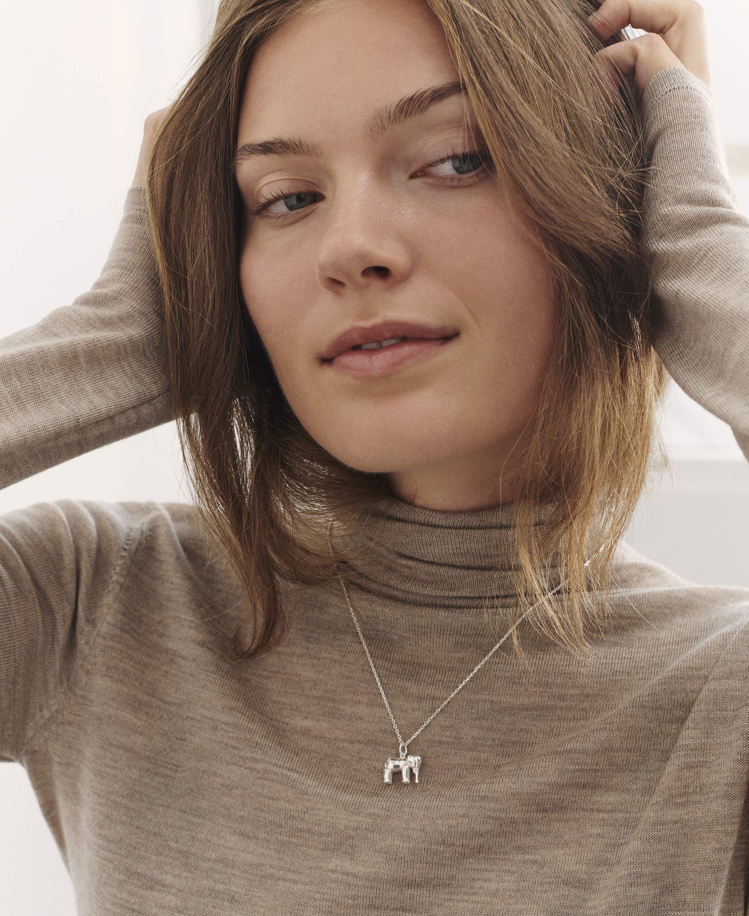 Elefanten i s&oslash;lv med k&aelig;de