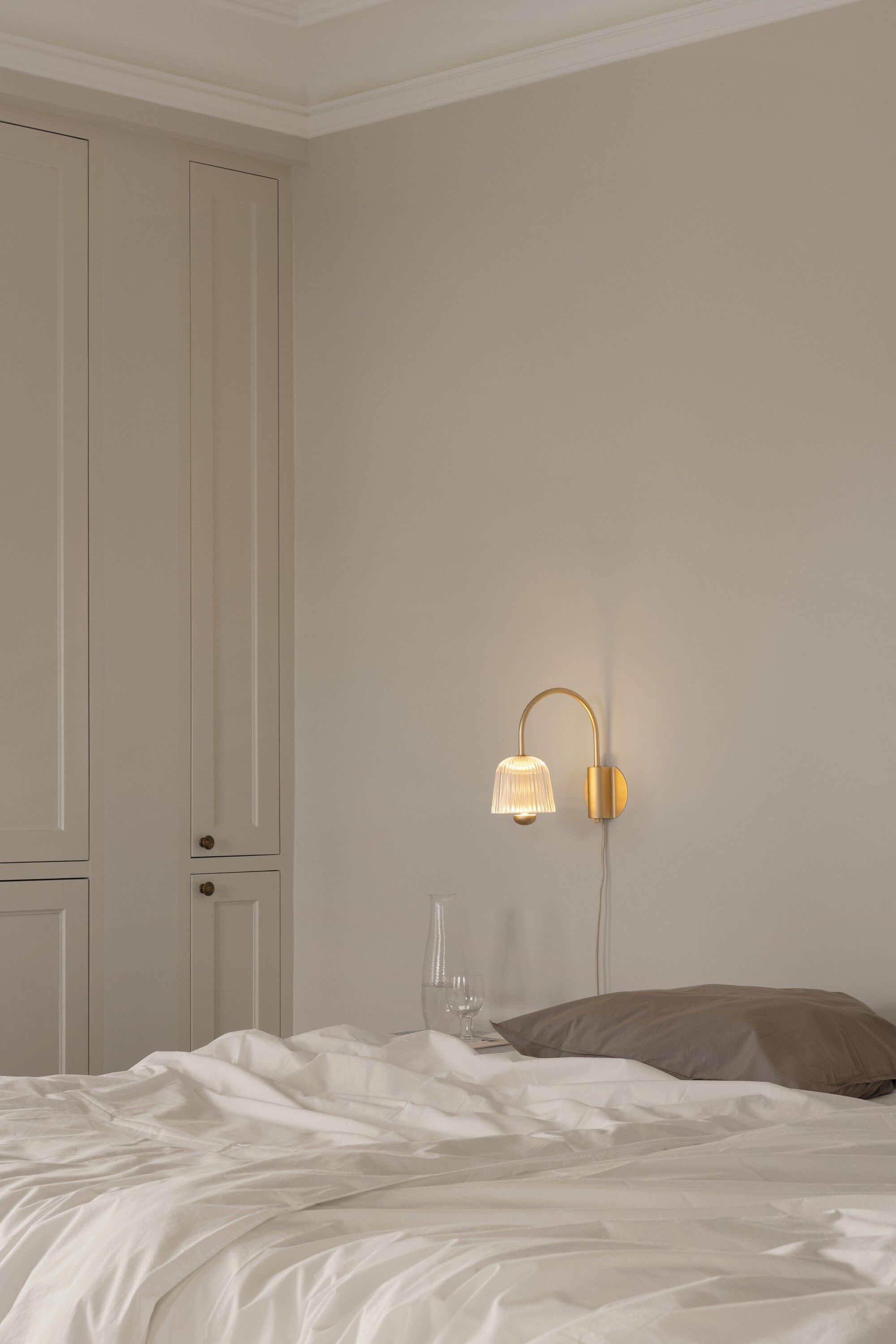 Asteea Wall, satin brass / ripple clear