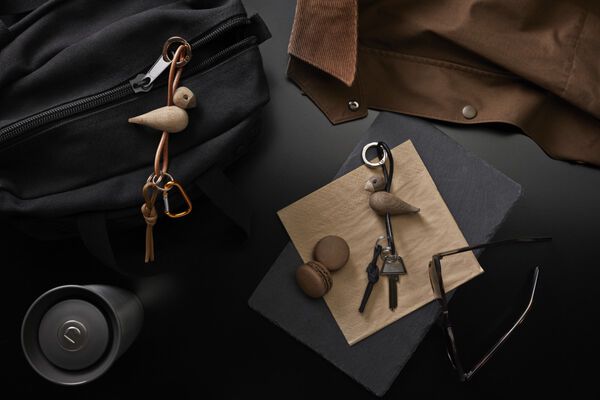 Fugl sølv nøglering med sort læder røget eg