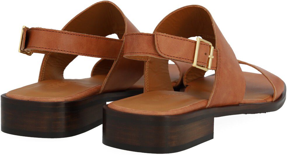 Sandal med dekorativ stikningsdetalje