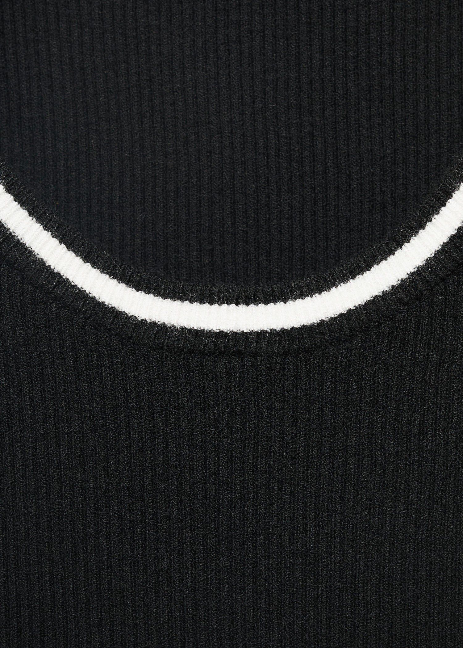Knitted top with contrast details