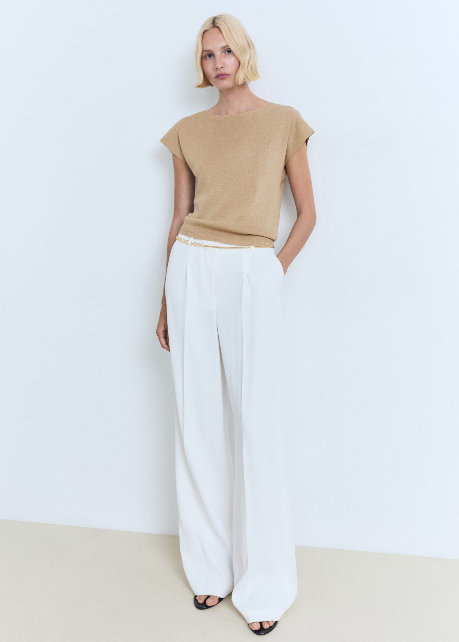 Sleeveless fine knit sweater