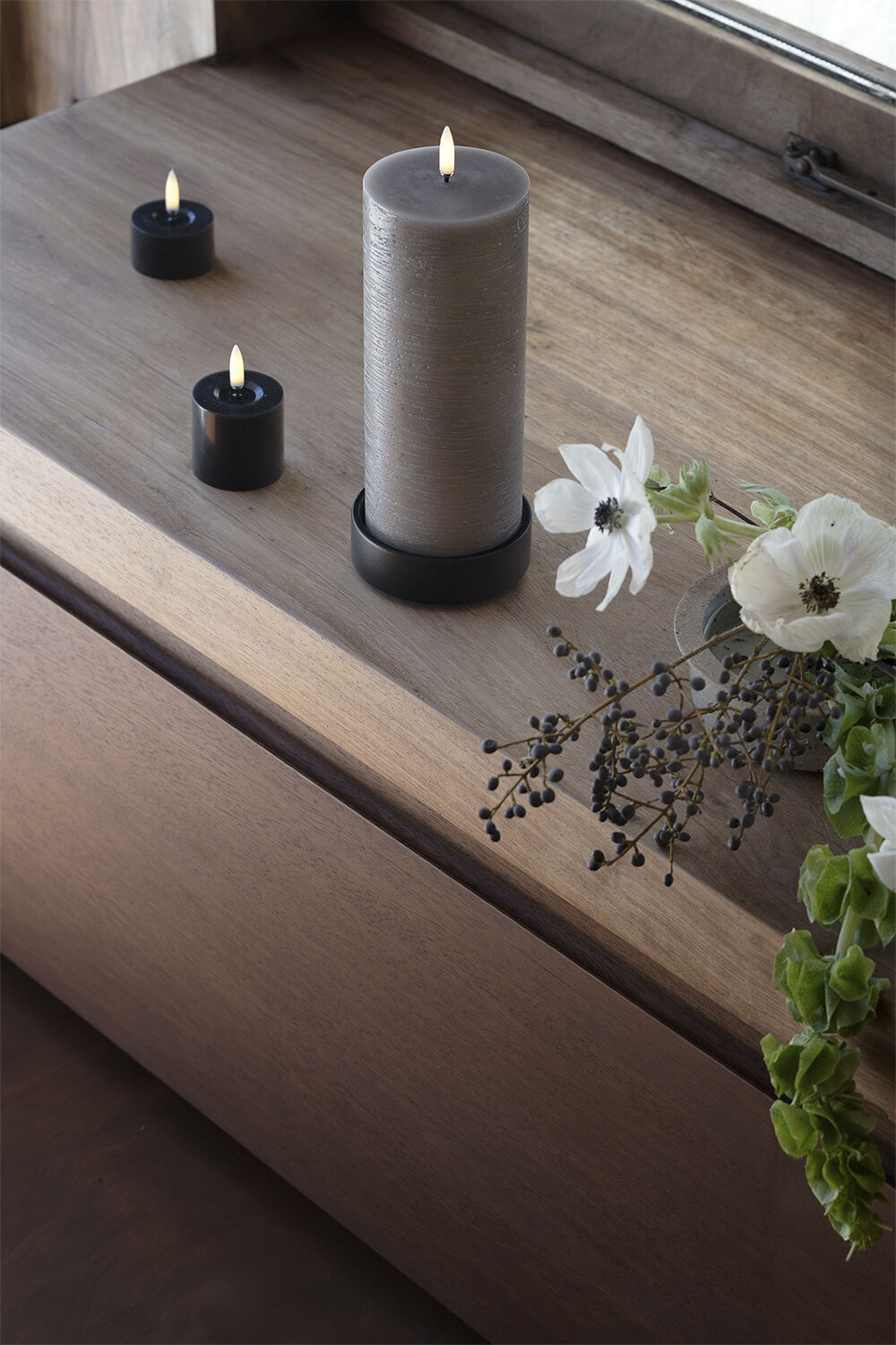 Light Candleholder pillar, Matte black, 9x3 cm