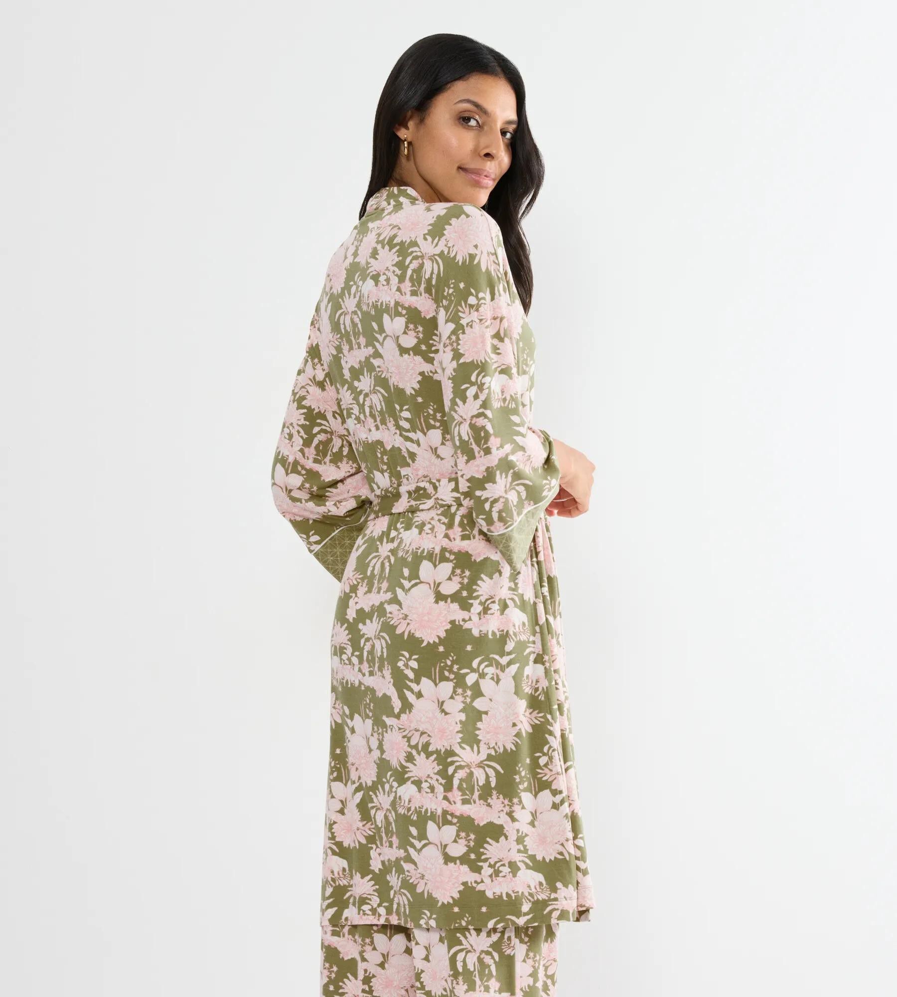 Aura Spotlight Robe 01