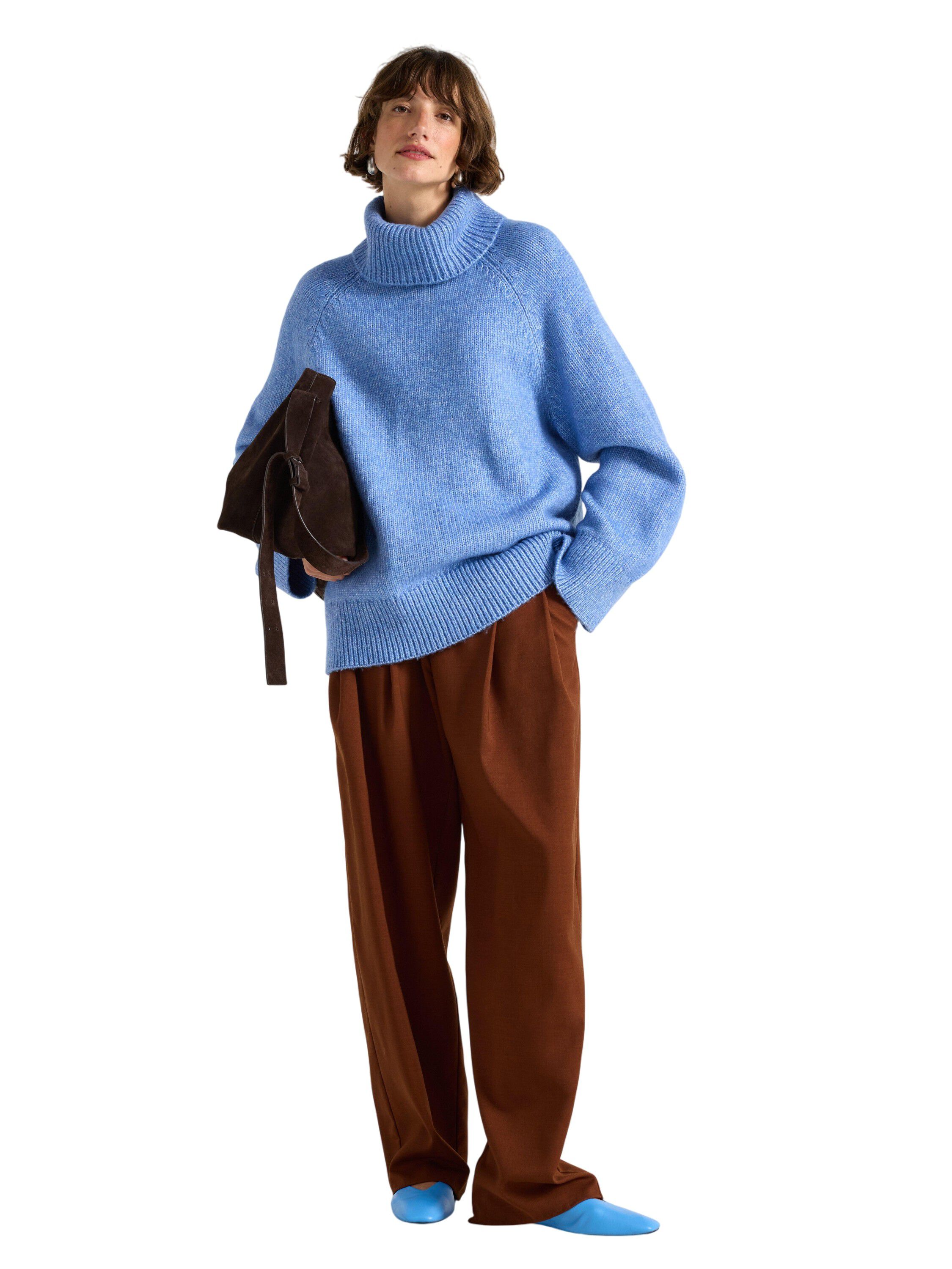 Strikket genser med rullekrage og b