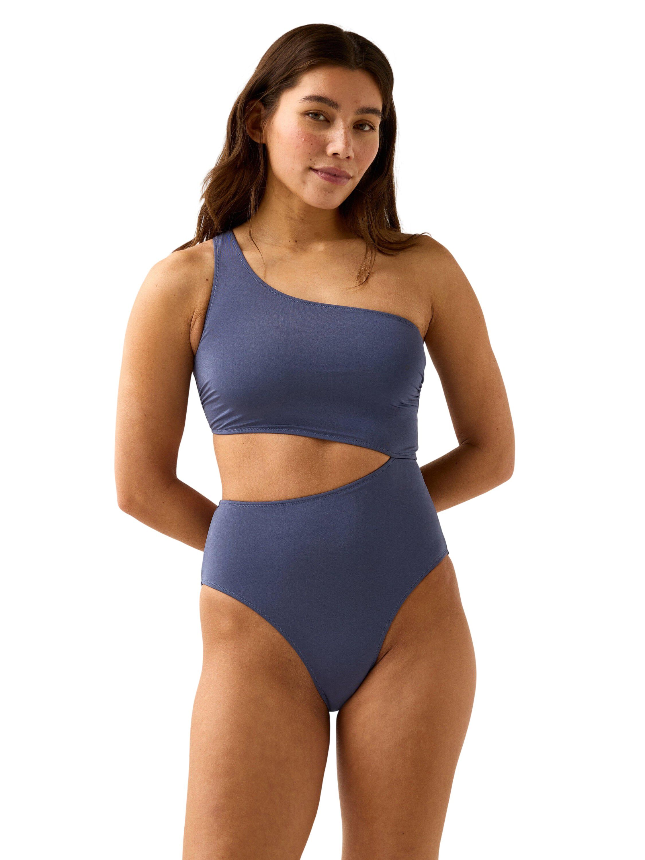 Unpadded swimsuit with a cut out de