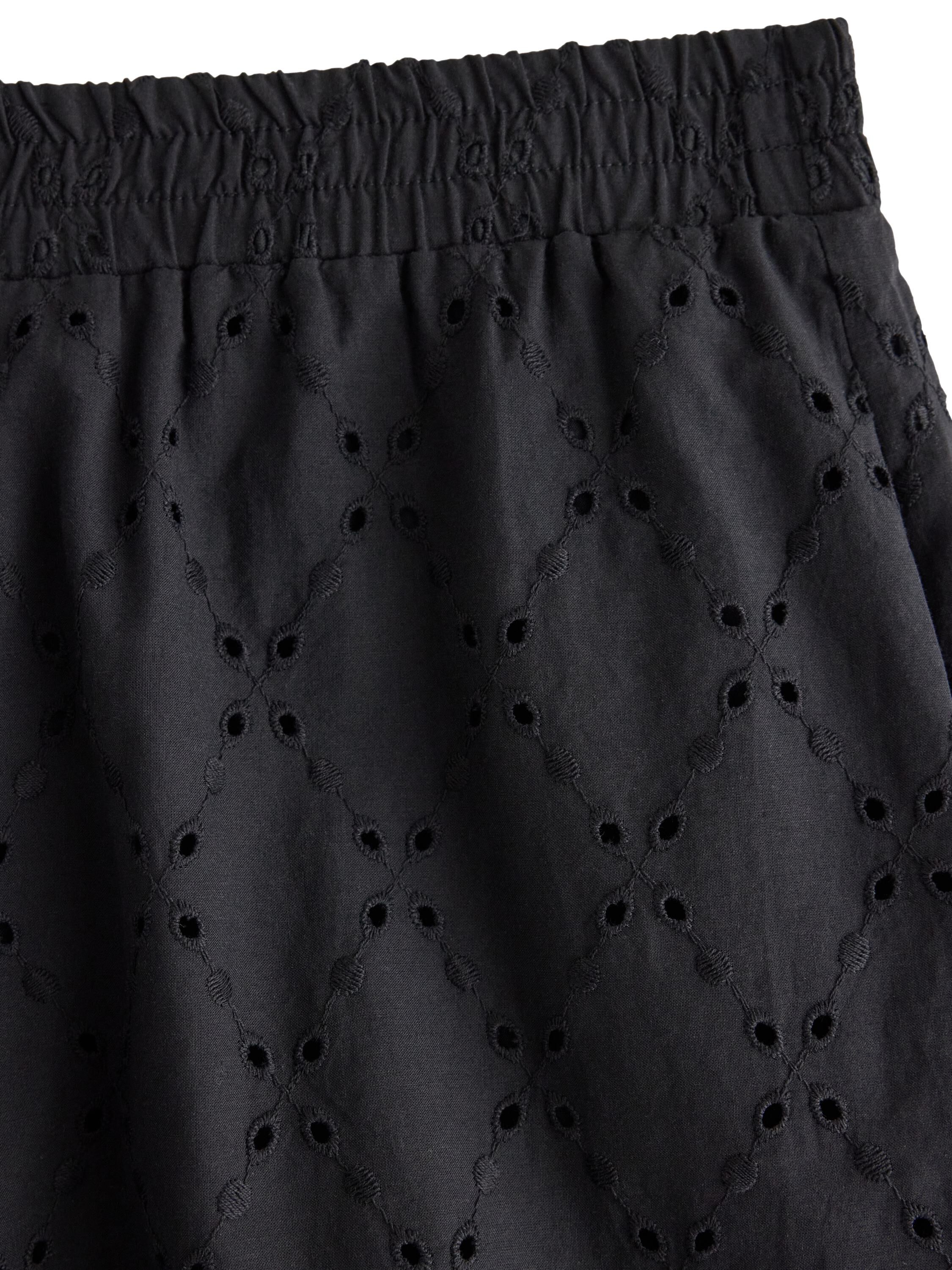 Shorts with embroidery and side poc