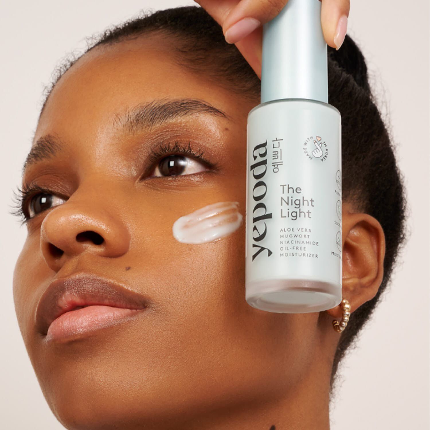 The Night Light - Oljefri fuktighetskr&auml;m med gr&aring;bo och niacinamid