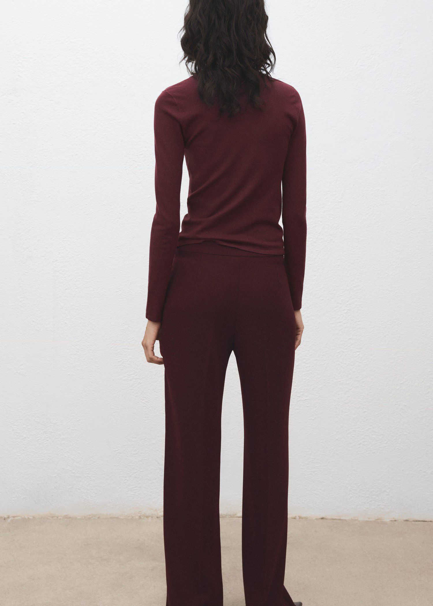 Long-sleeved fine-knit sweater