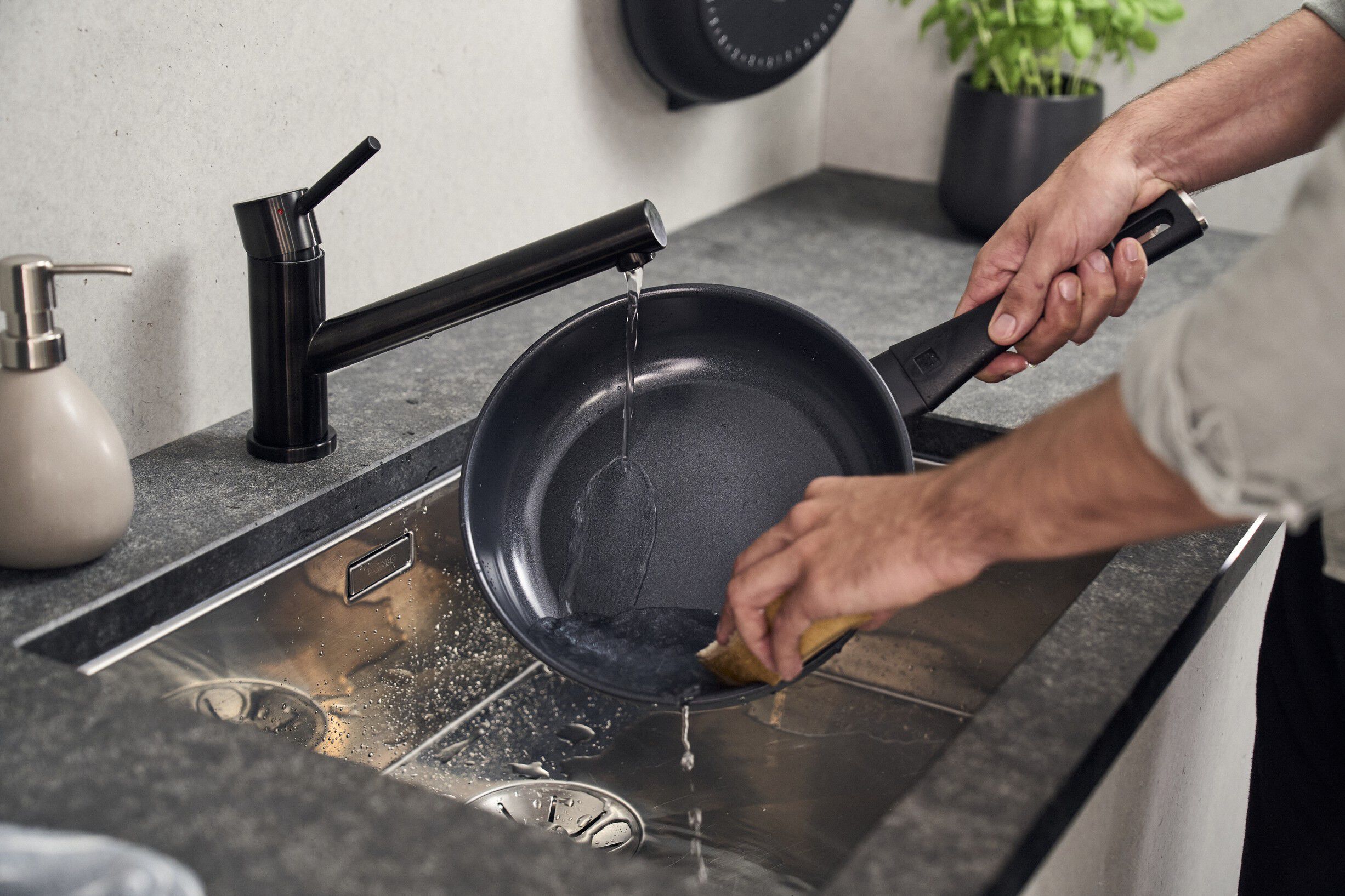 Madura Plus Ceramic Trakt&ouml;rpanna, 24 cm, Aluminum, Titanf&ouml;rst&auml;rkt kera