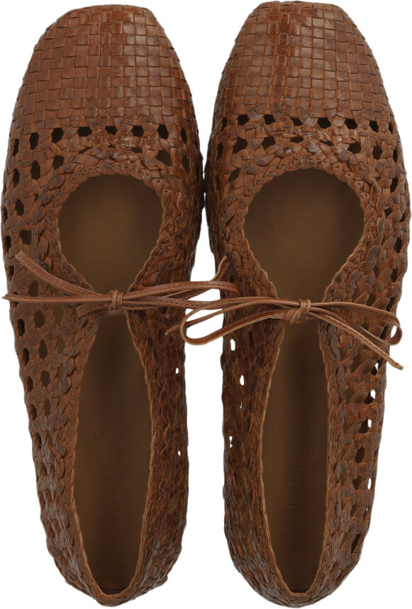 Bl&oslash;d h&aring;ndflettet ballerina med sl&oslash;jfedetalje