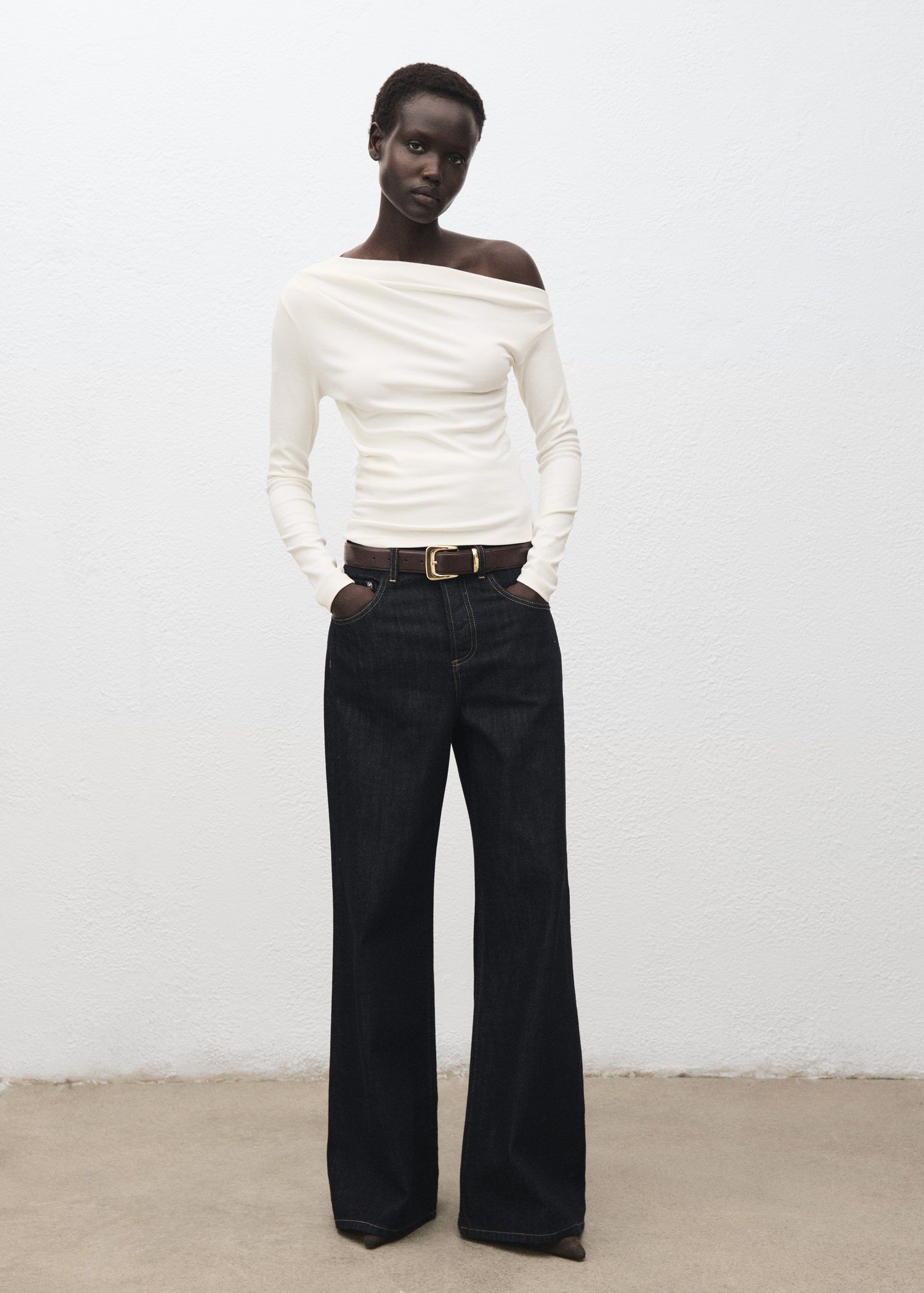 Long sleeve t-shirt with asymmetric