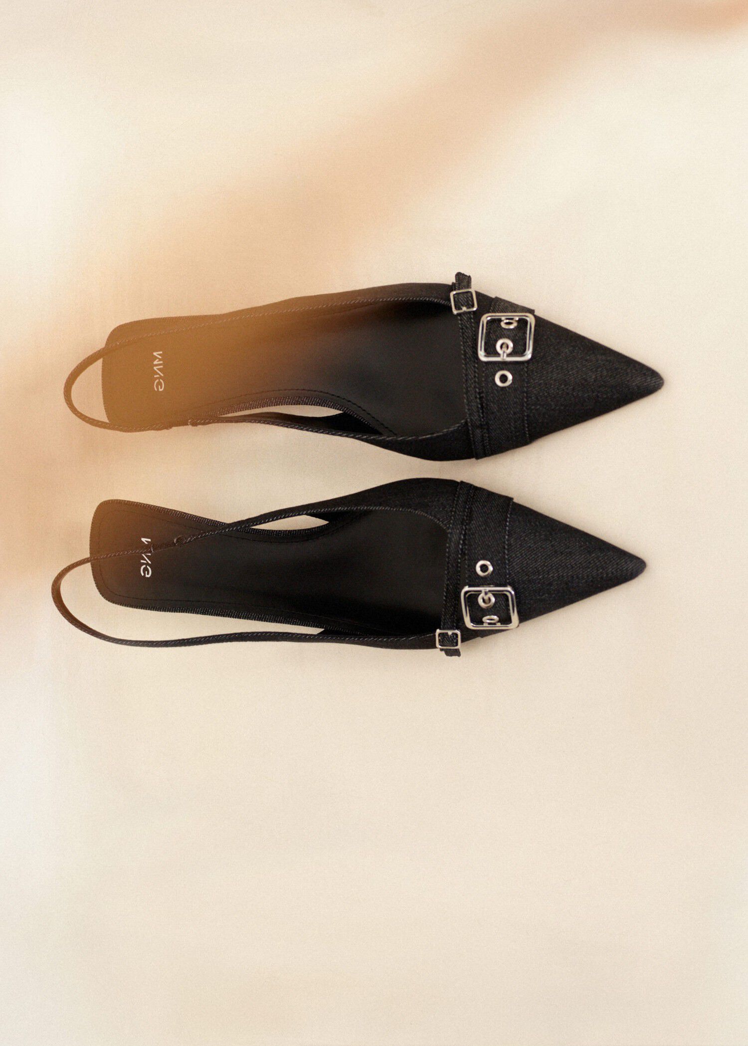 Kitten-heel shoes with buckle