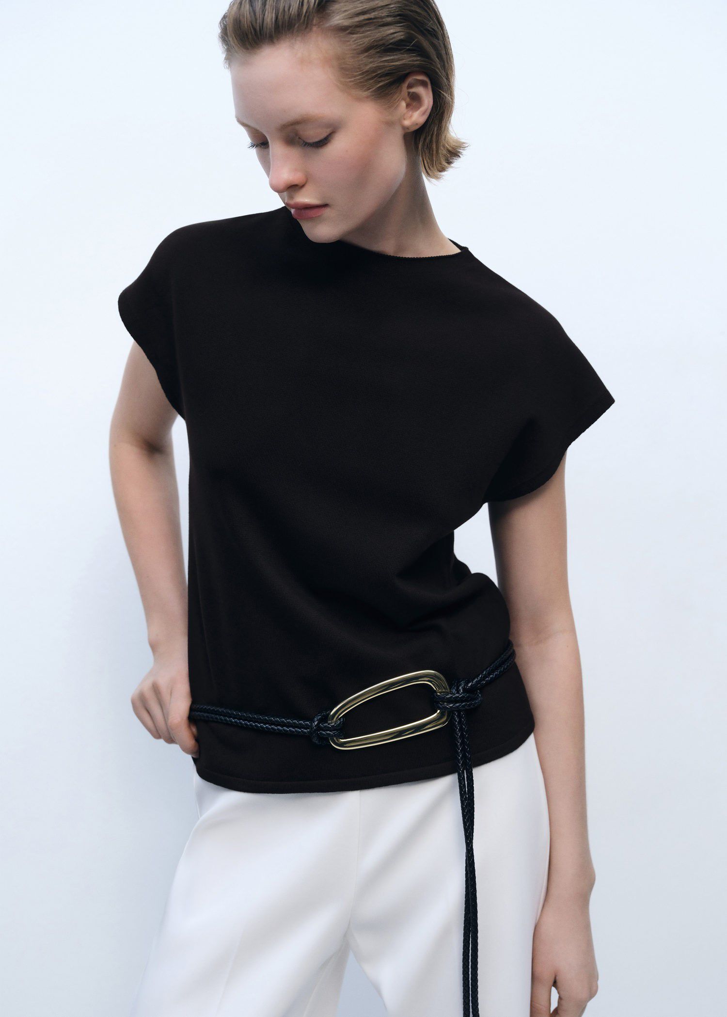 Sleeveless fine knit sweater