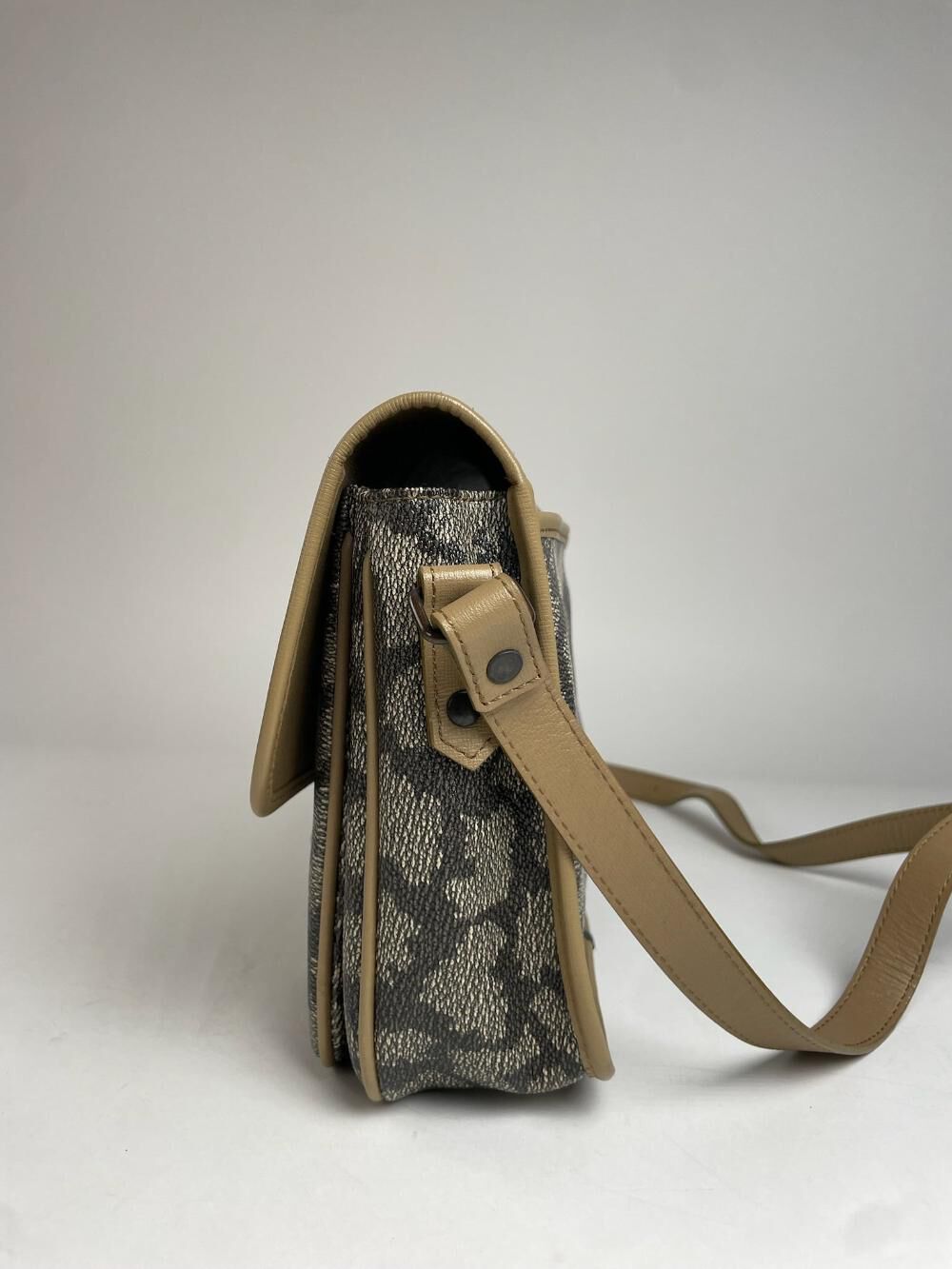 Yves Saint Laurent Shoulder Bag