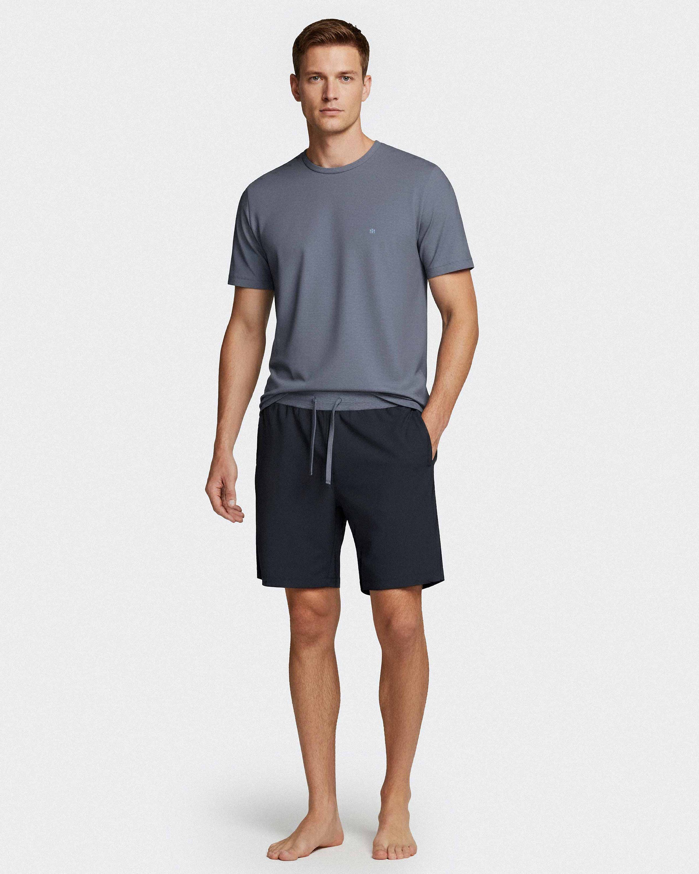 Pyjamas med rund hals, korte &aelig;rmer og shorts