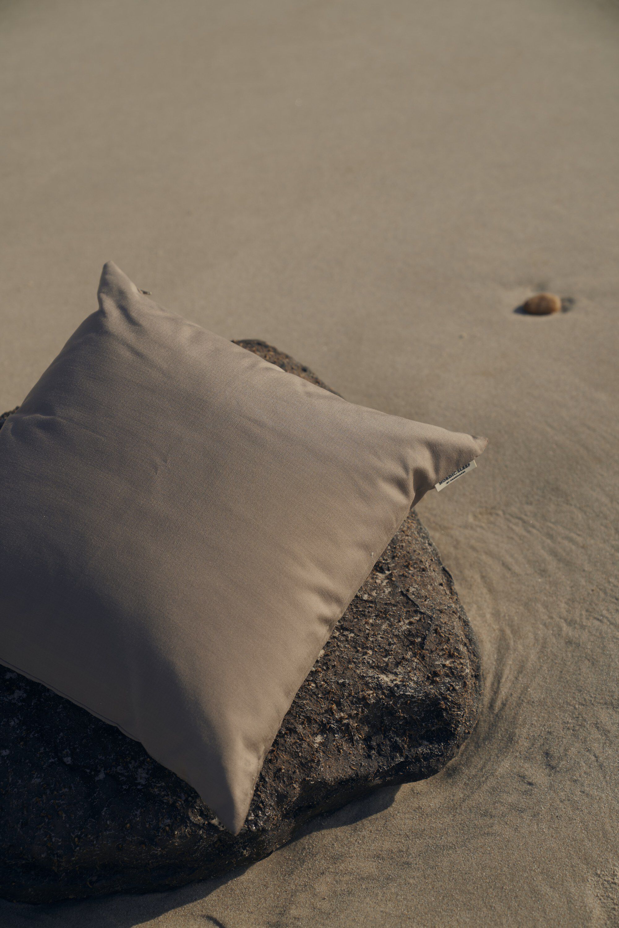 Fossflakes utomhuskudde 50x50 cm. Taupe