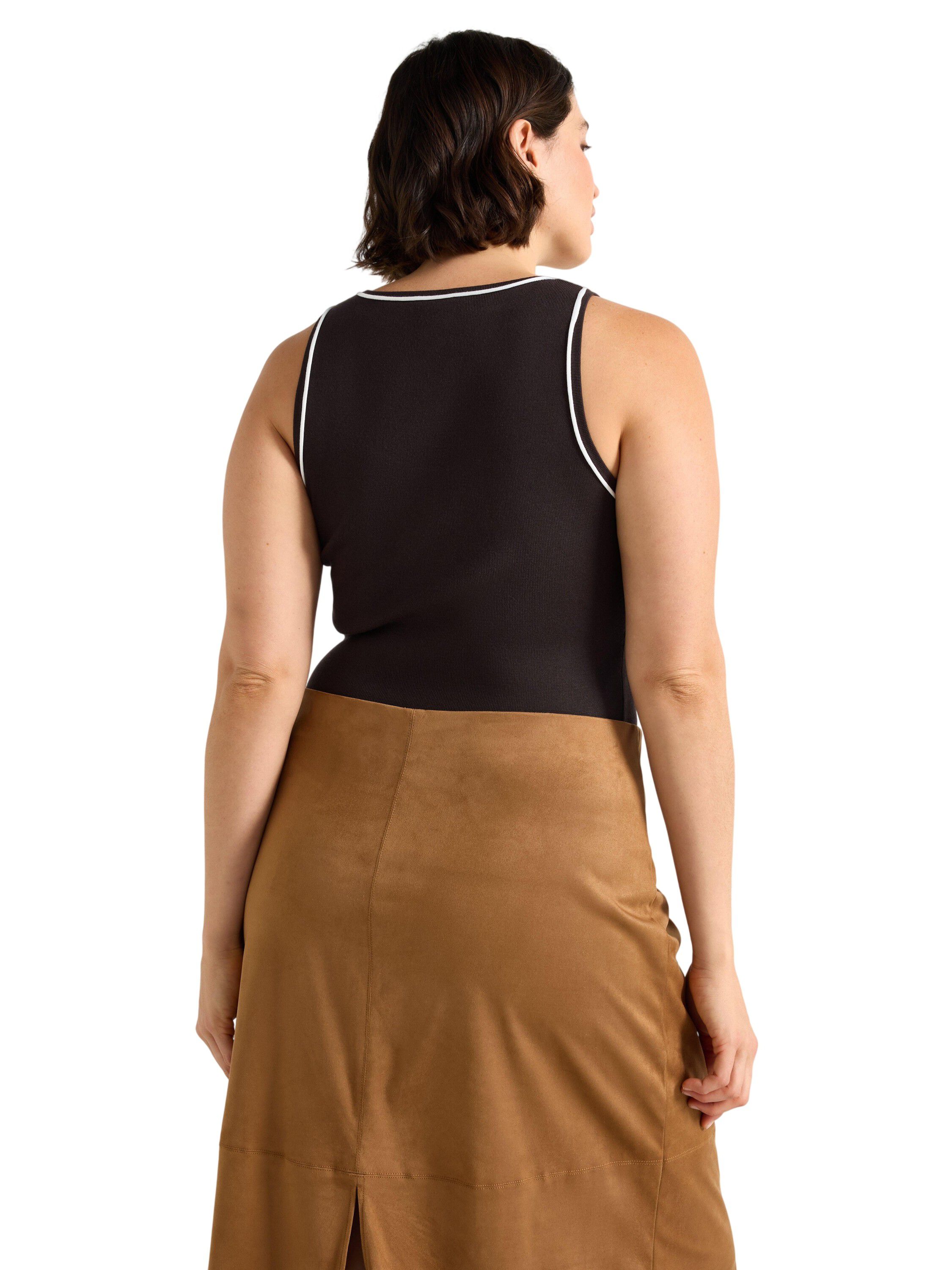 Finstickat linne med kontrasts&ouml;mmar