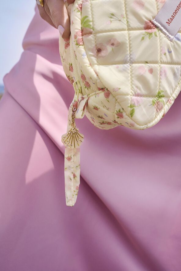 Makeup Bag Medium Roses and Shells