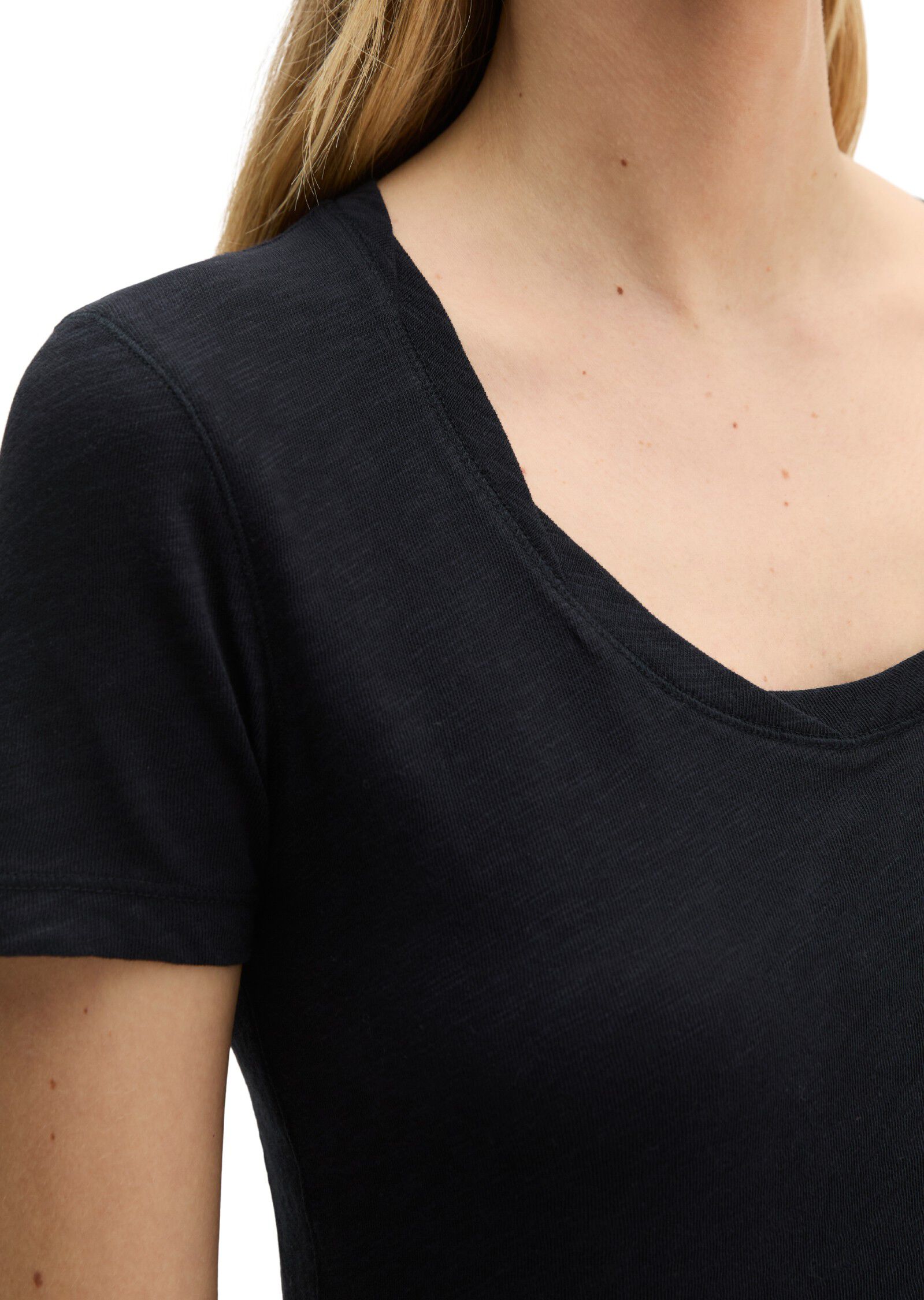 T-shirt, deep round neck twisted