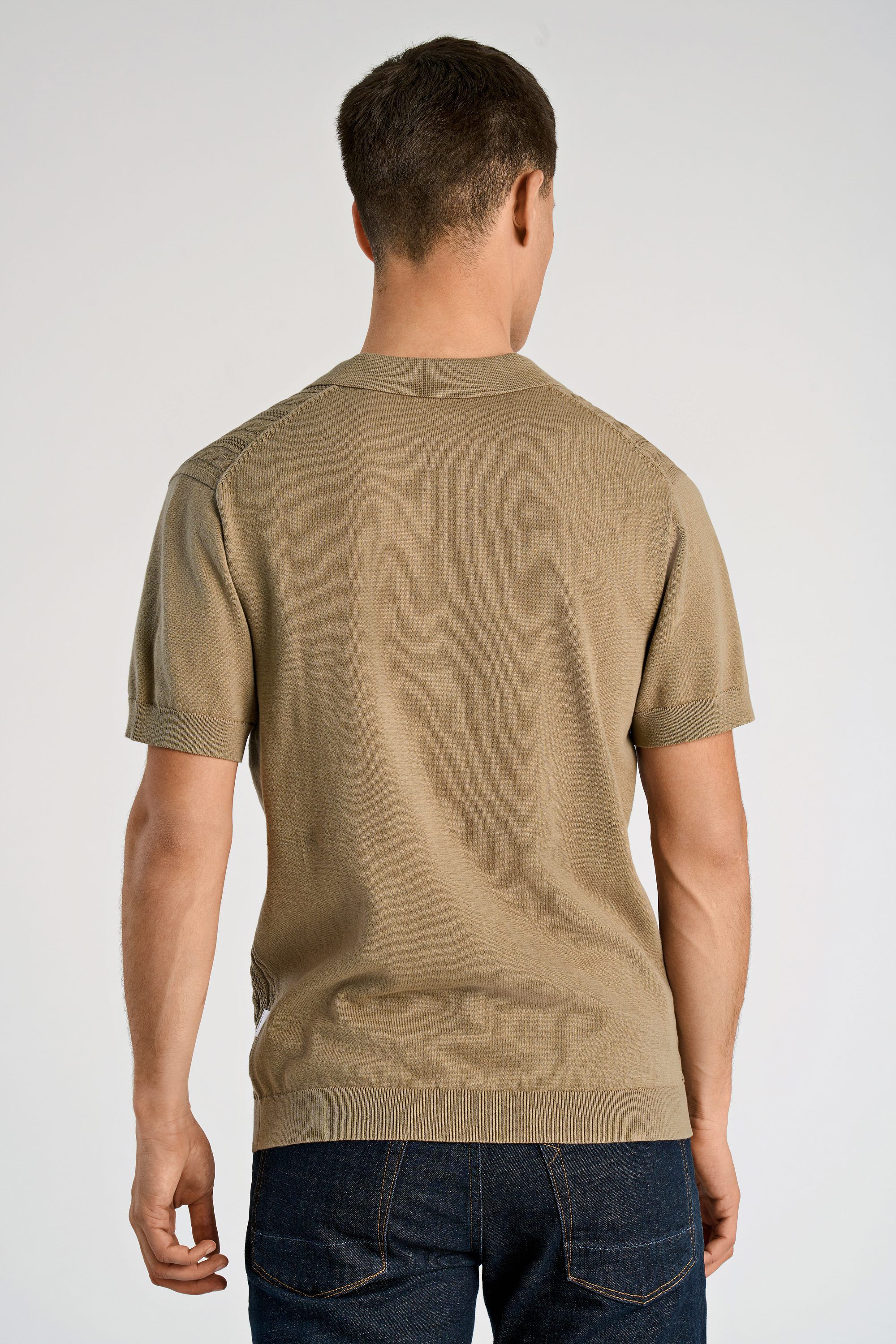 Knitted S/S cable v-neck polo