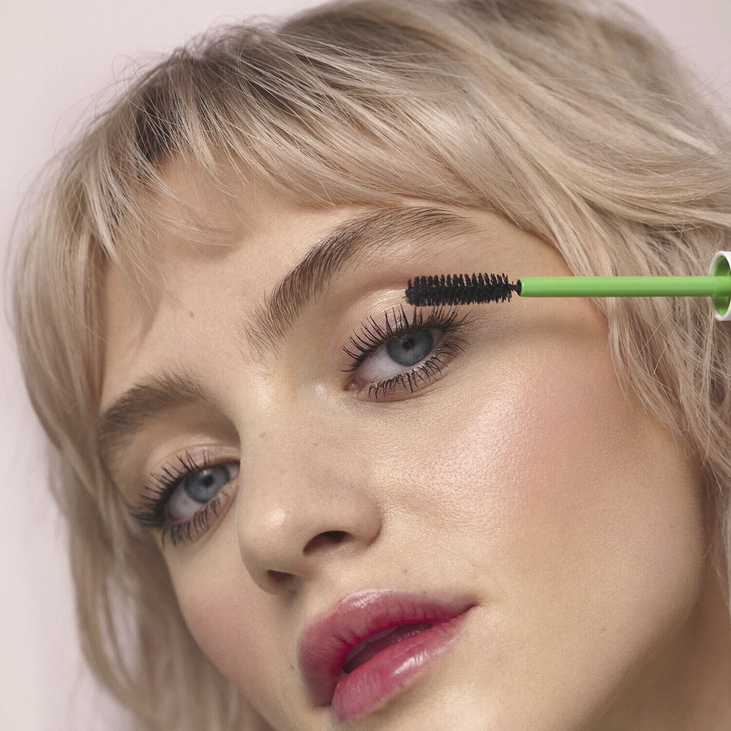 I Like It Clean - Fransseparerande volymmascara + F&ouml;rtjockande