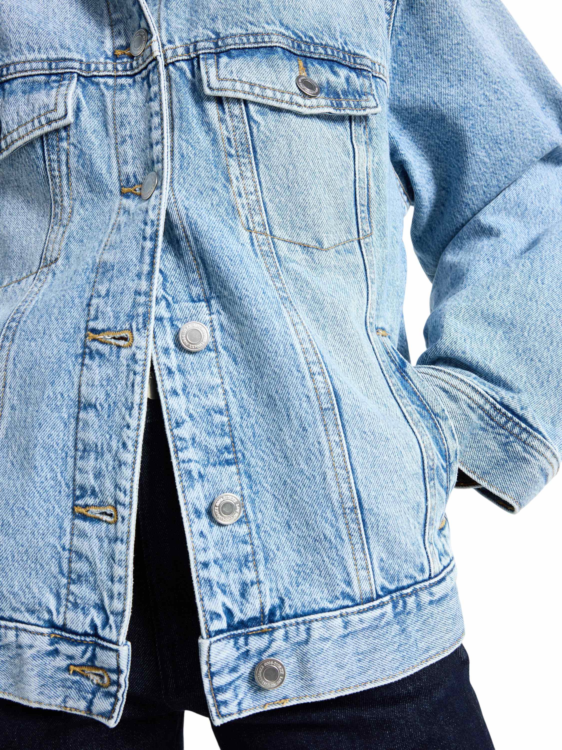 Klassisk denimjacka med ljus tv&auml;tt.