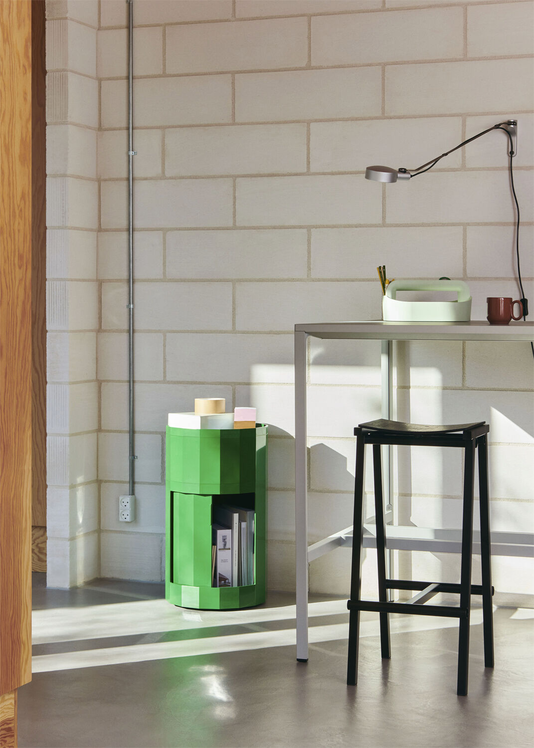 Facet Cabinet incl. feet and castor