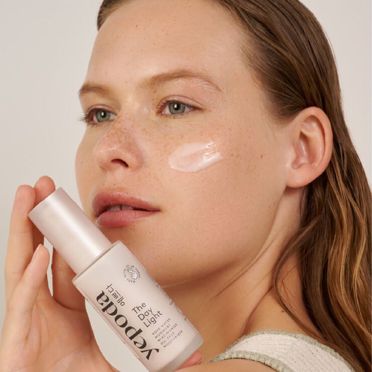 The Day Light - Oljefri fuktighetskräm med rosenvatten och niacinamid