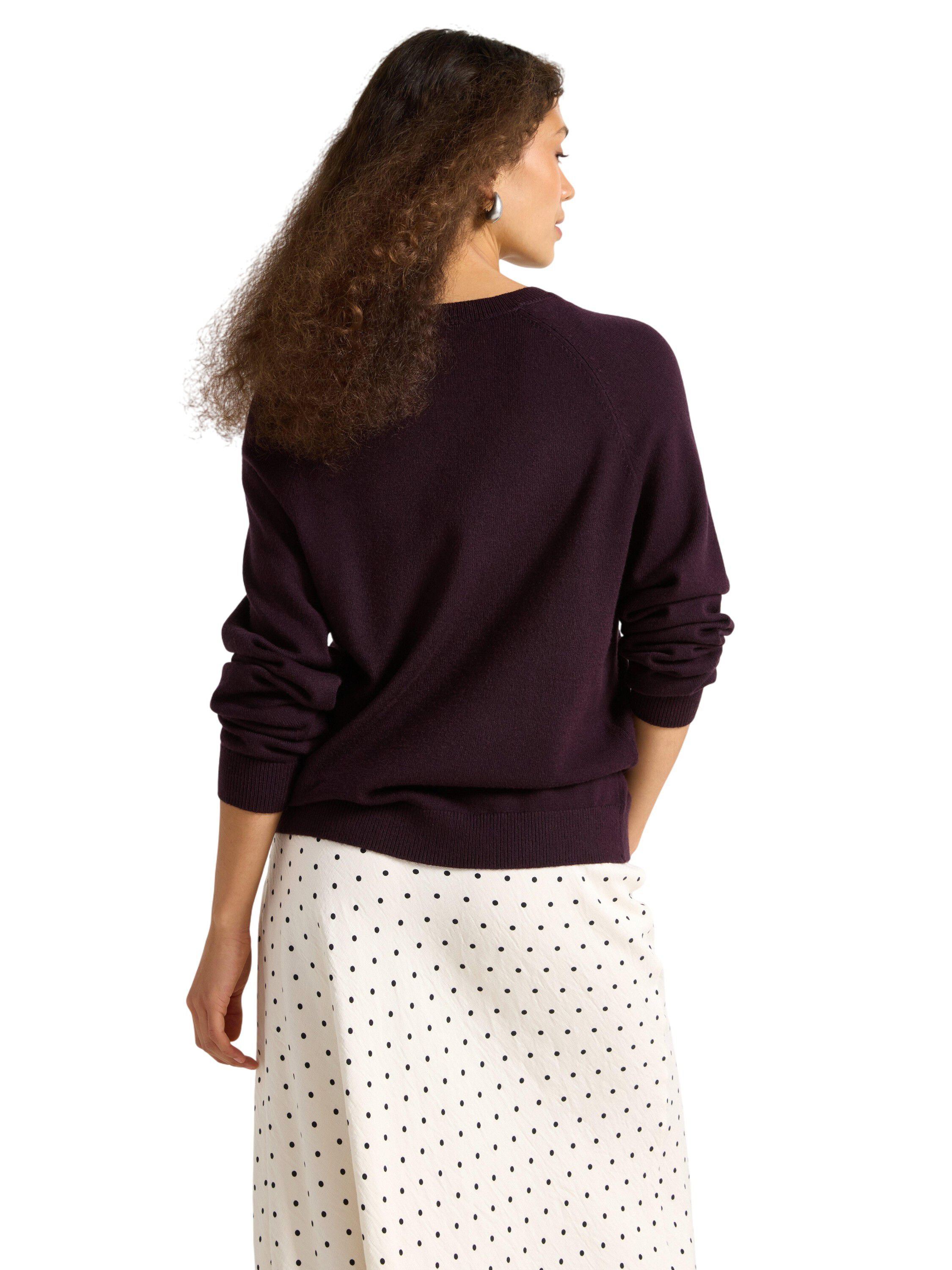 Fine-knitted jumper with a relaxed