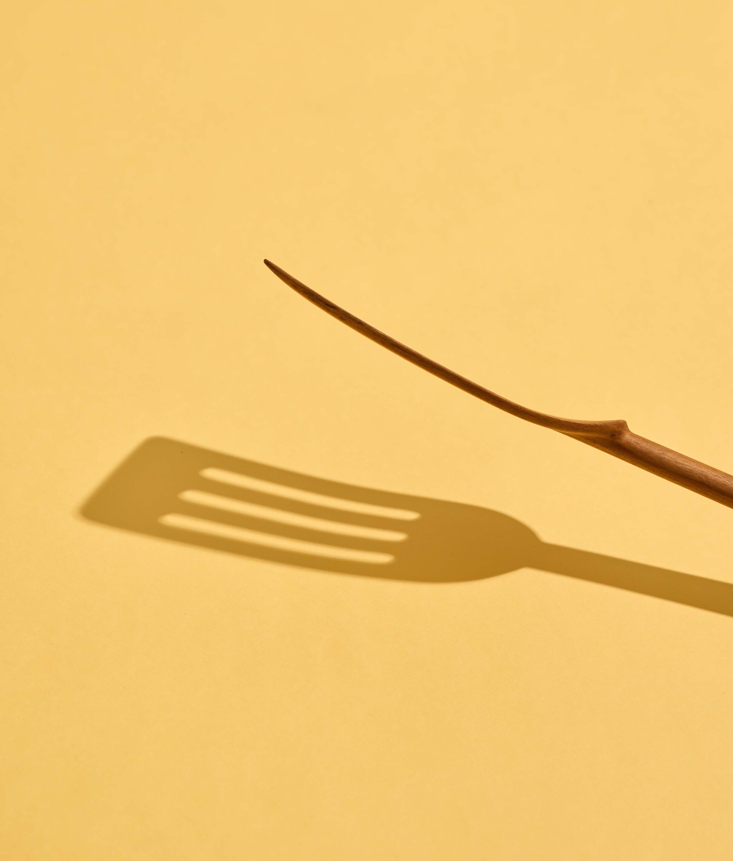 Spatel med huller, teak, bred