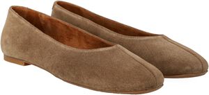 Ballerina med centreret dekorativ stikningsdetalje