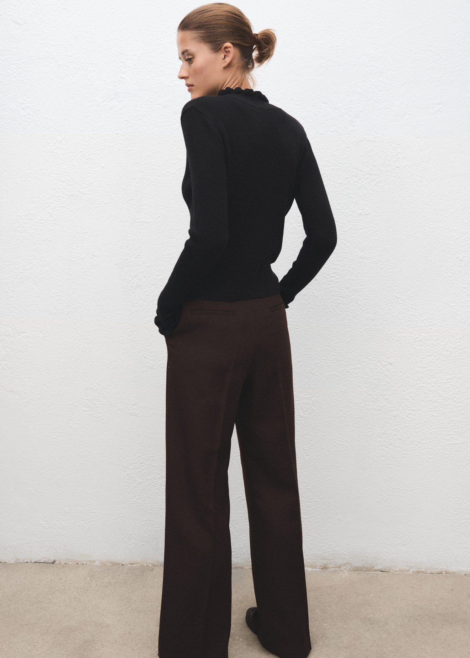 Scalloped edges sweater