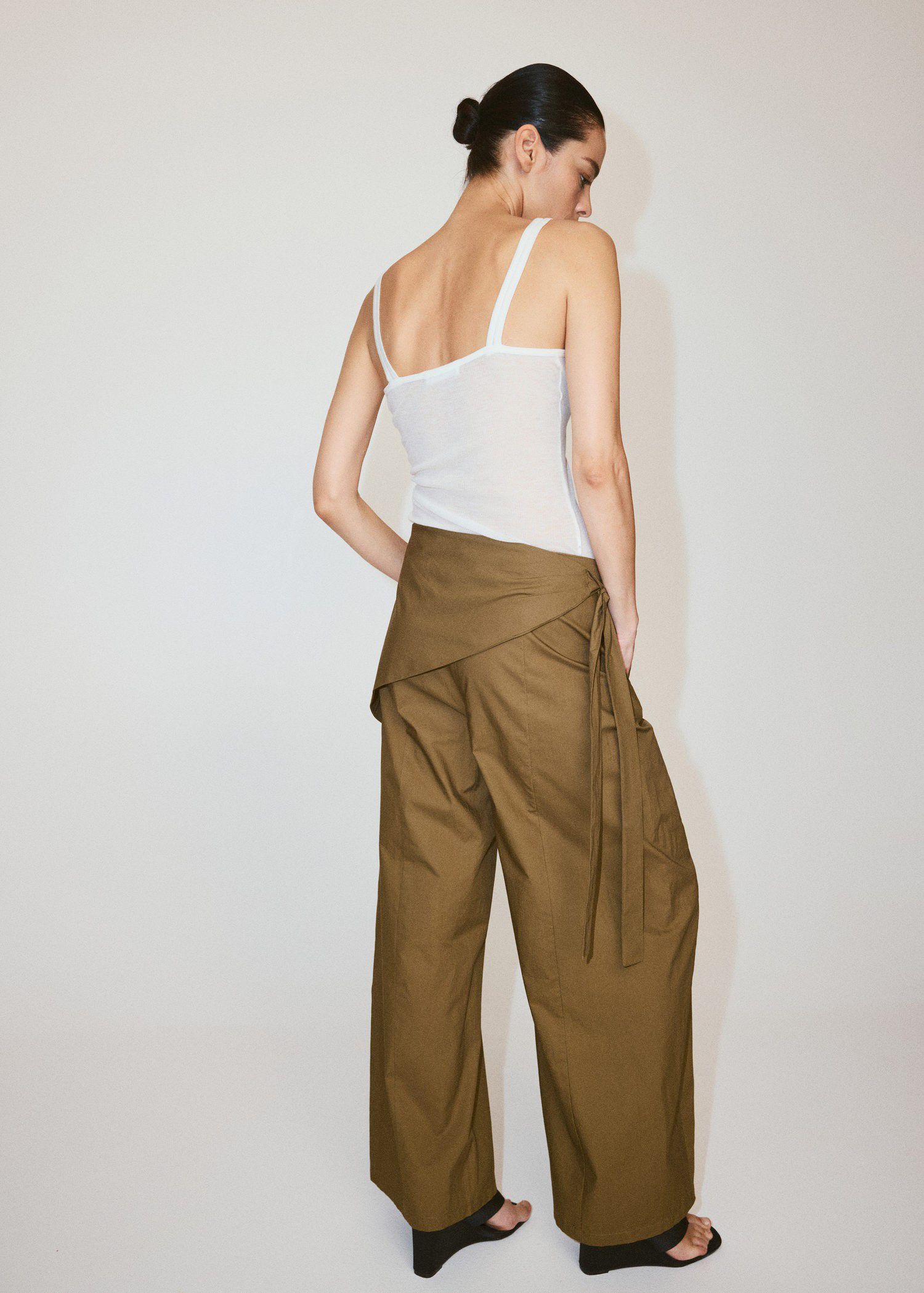 Straight-leg trousers with detachab