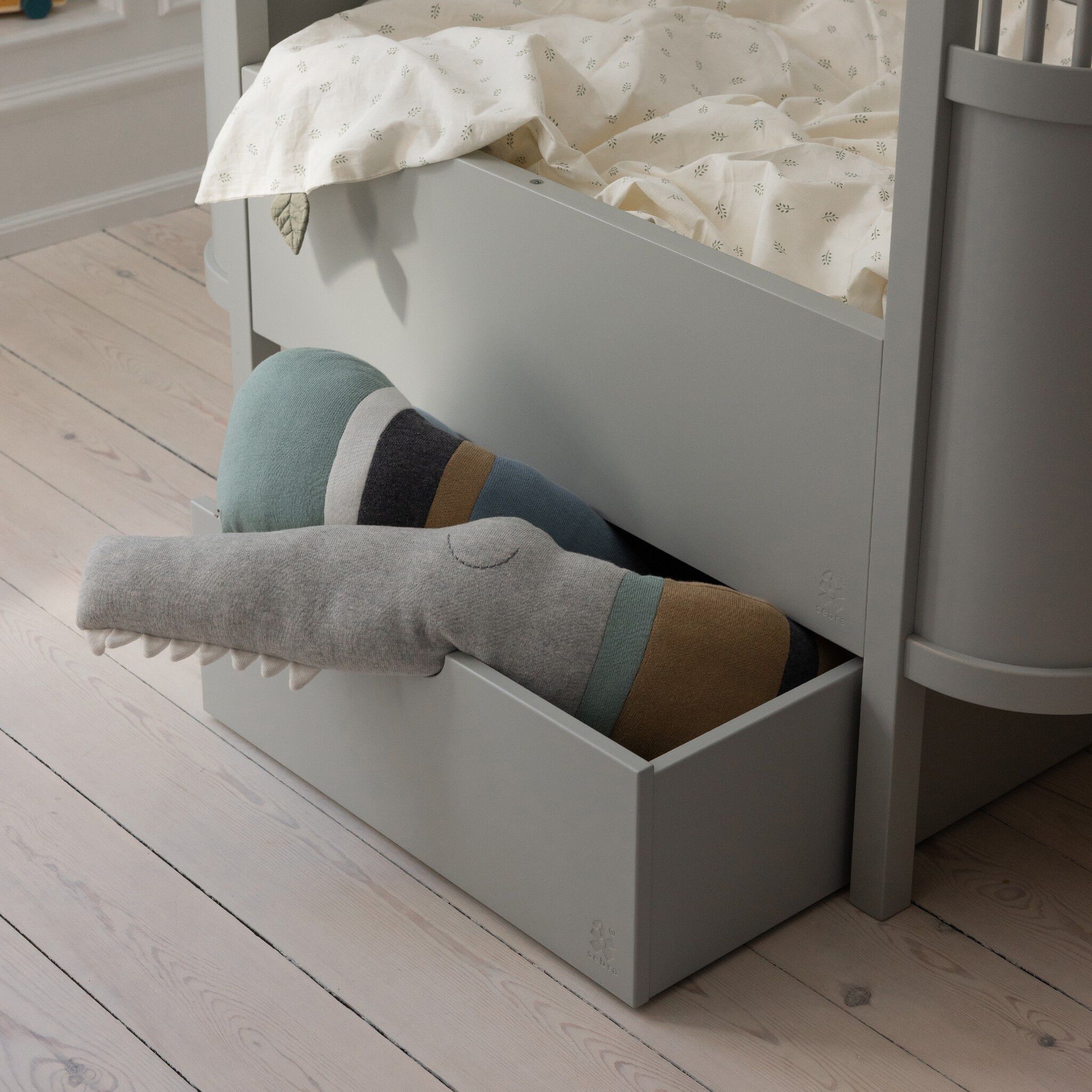 Strikket pude, Sleepy Croc, dusty blue mix