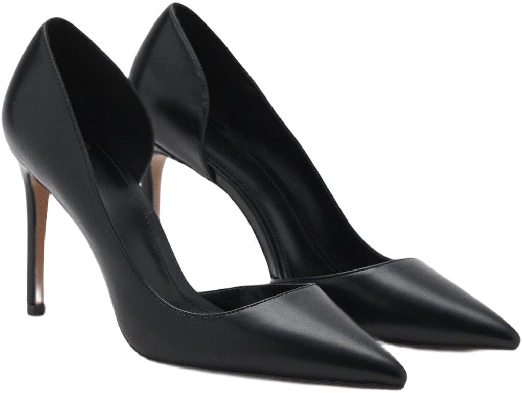 Asymmetrical heeled shoes
