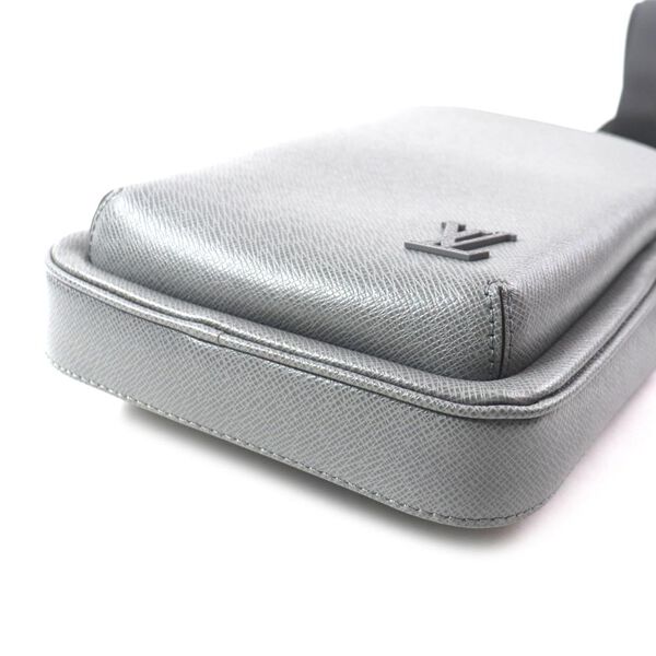 Louis Vuitton Taiga Kendall