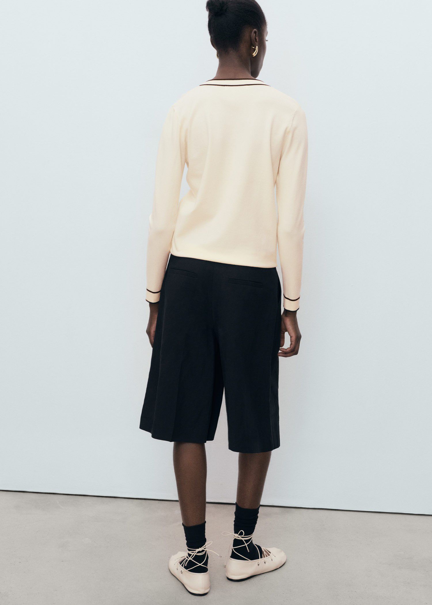 Contrasting V-neck sweater