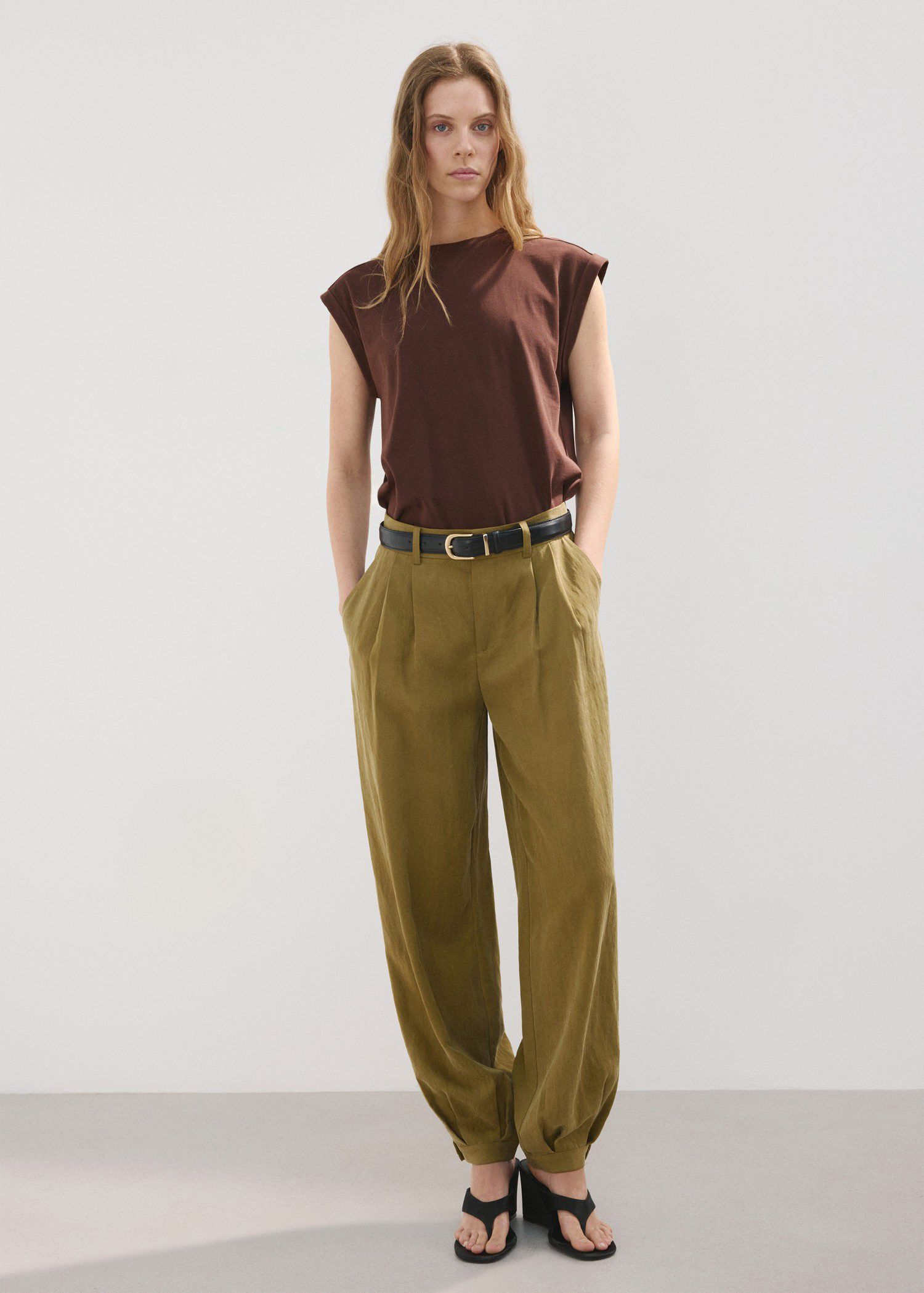 Short-sleeved t-shirt with shoulder