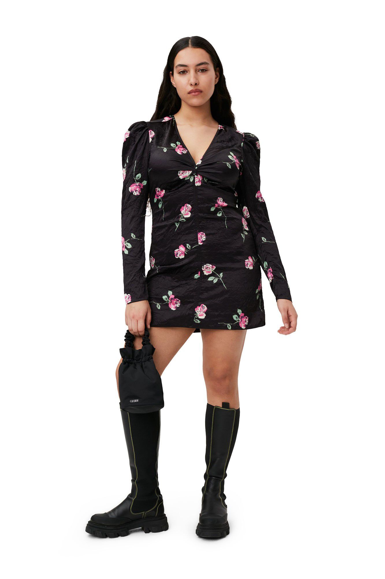 V-ringad minikl&auml;nning i krusad satin