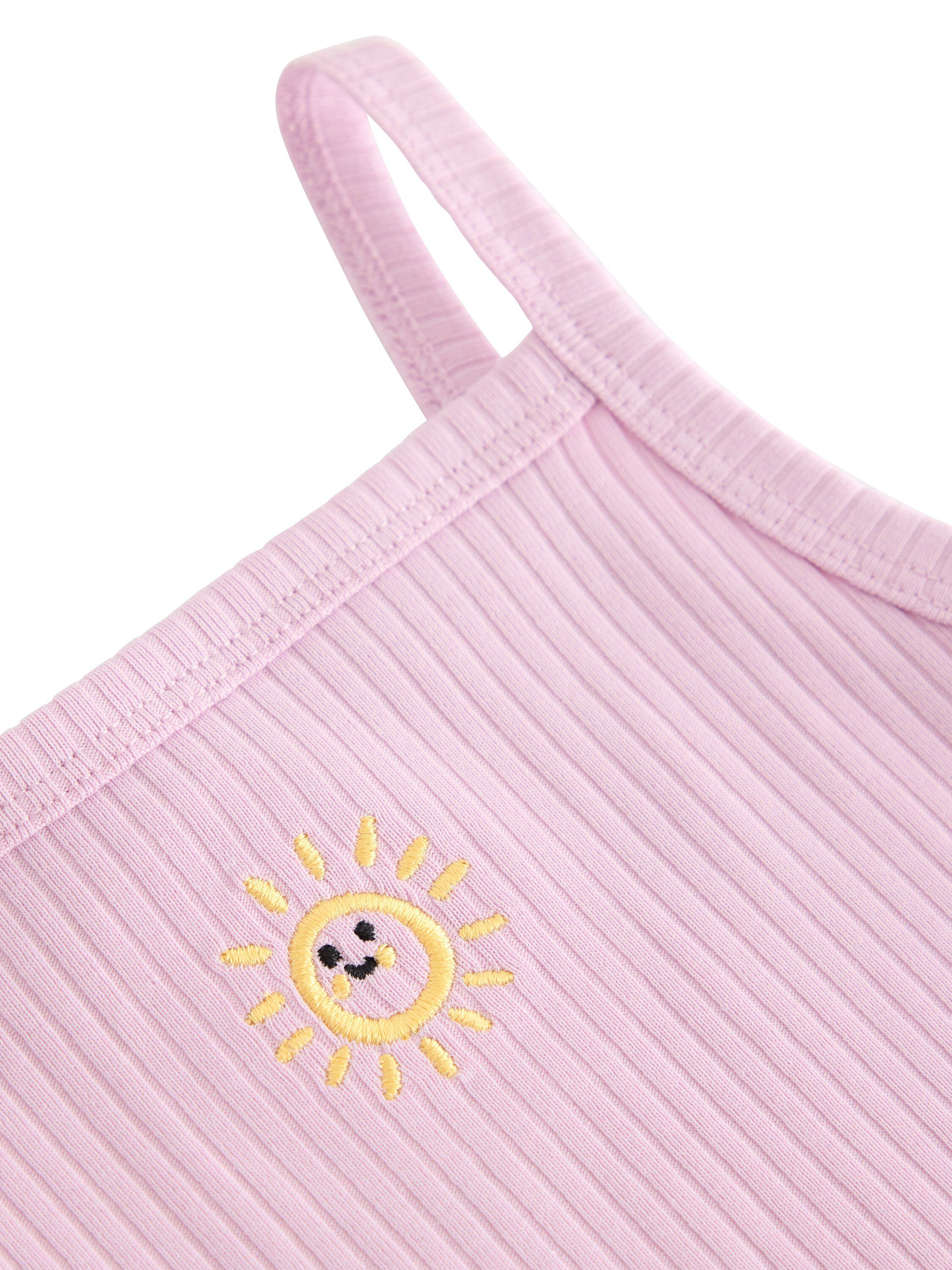 Ribbet singlet med et lite broderi