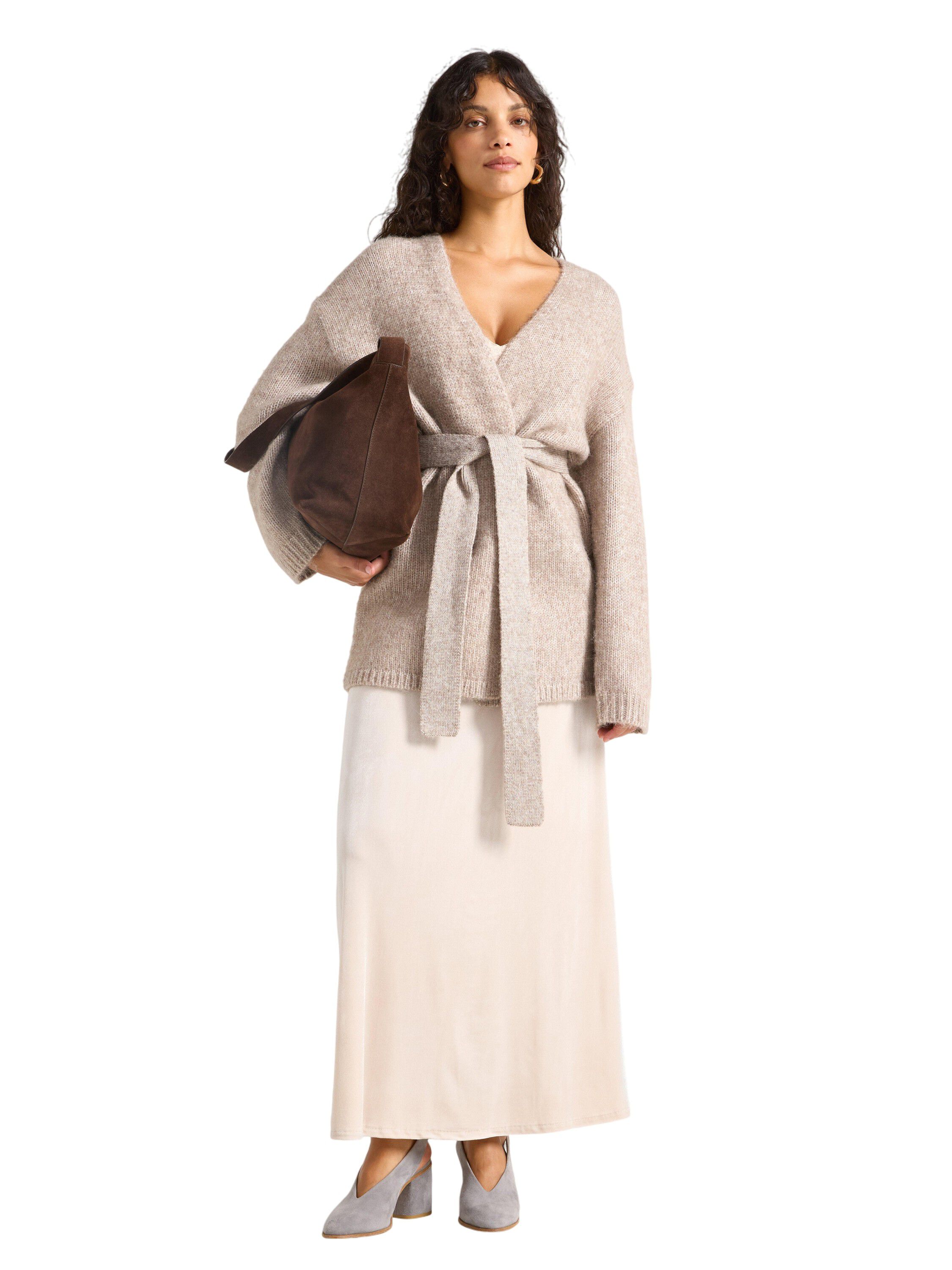 Myk sl&aring;-om-kofte med bindeb&aring;nd.