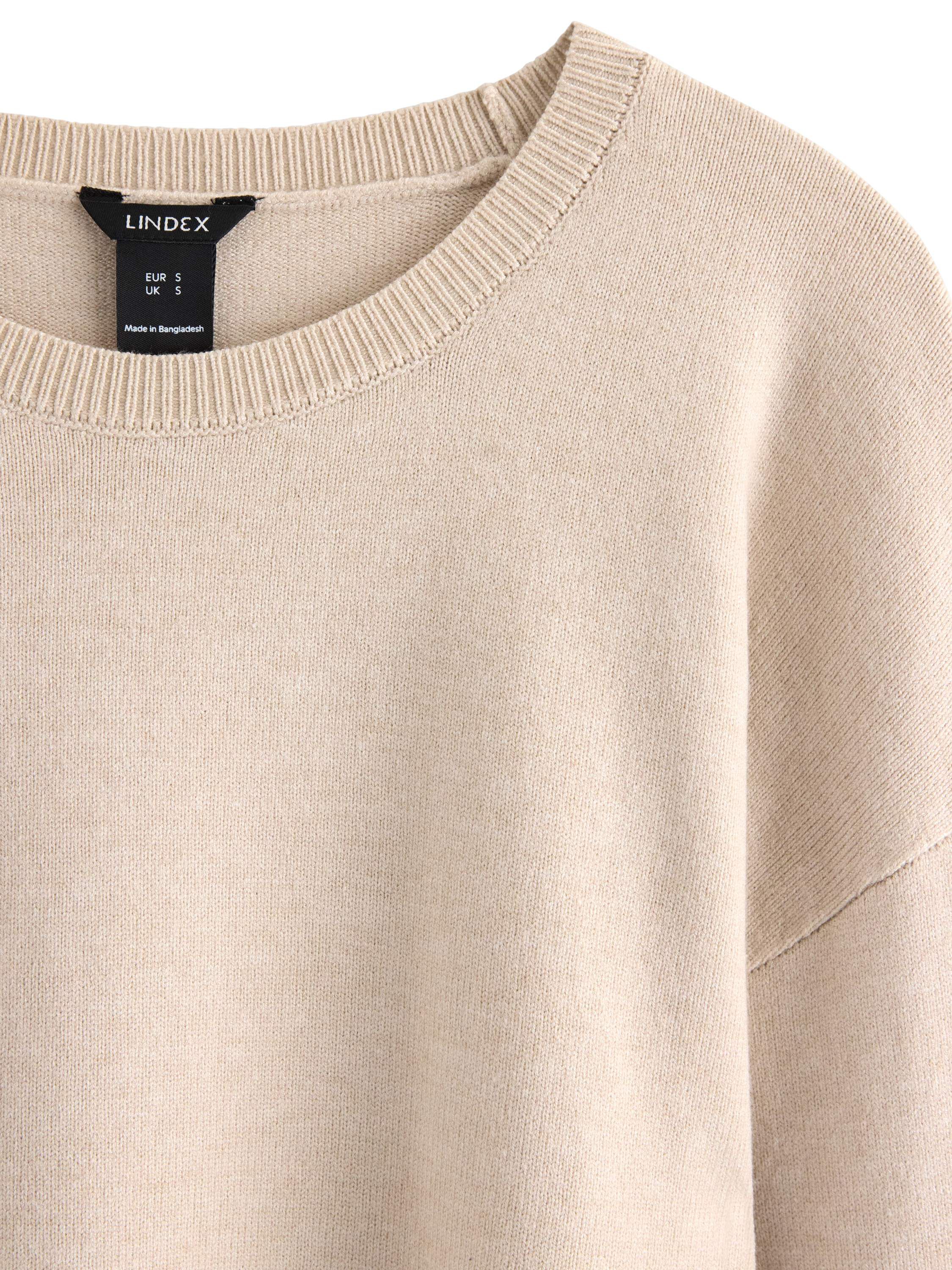 Stickad tr&ouml;ja med avslappnad passfo