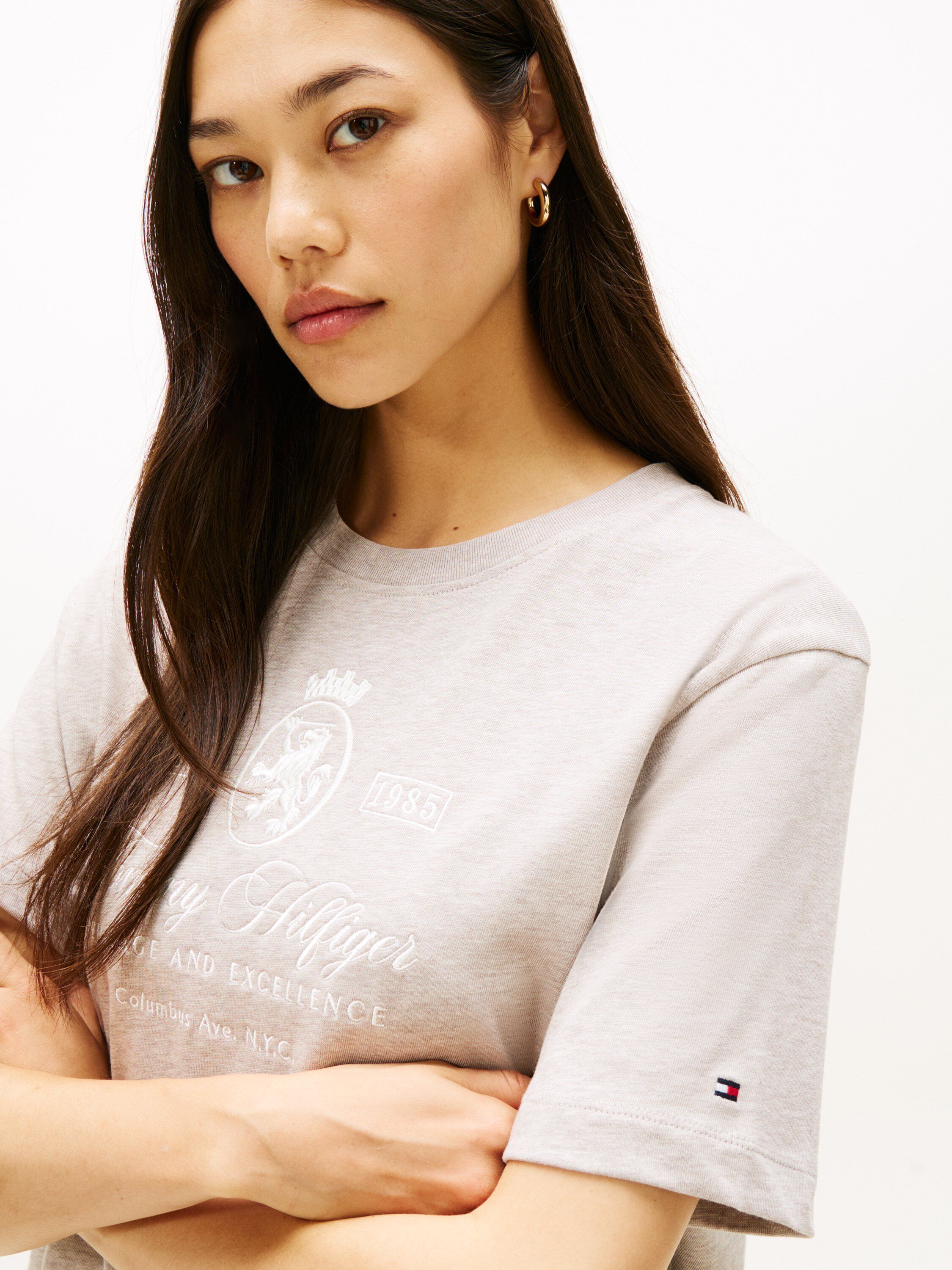 VARSITY CREST RLX SS TEE