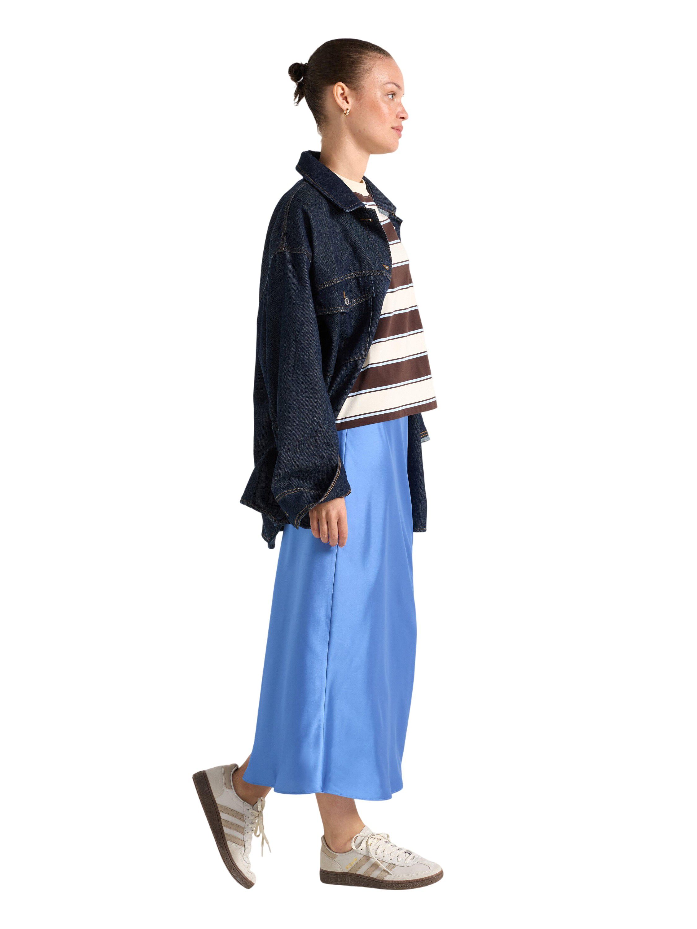 Sleek midi skirt with a slightly fl